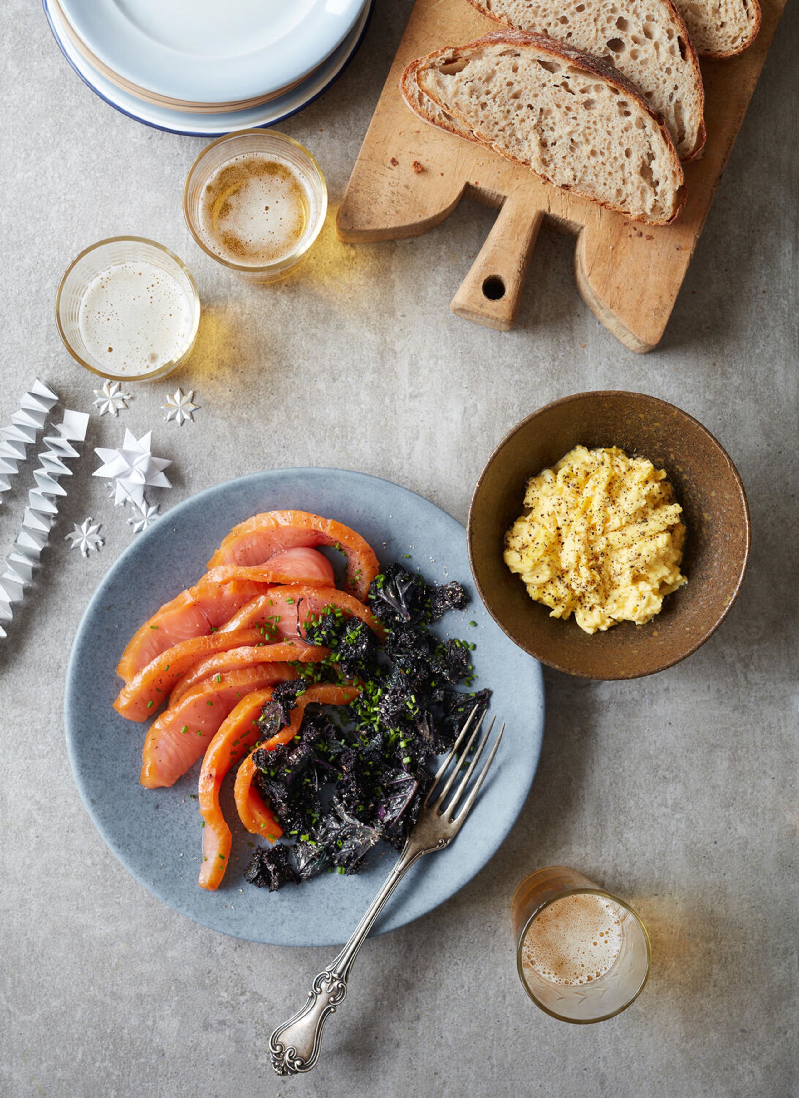 Koldrøget laks med røræg og ristet grønkål