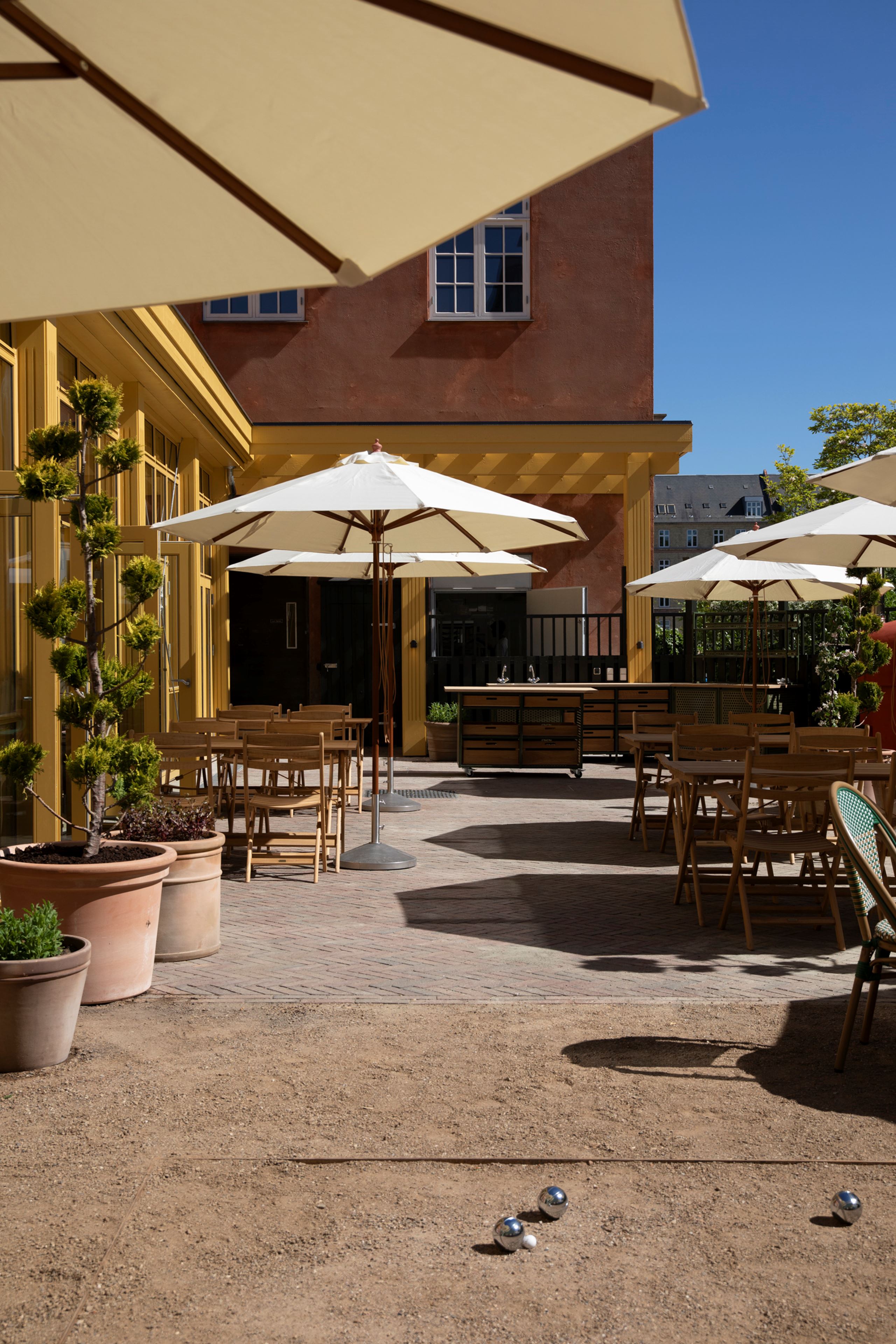 Få et lille glimt af gårdhaven