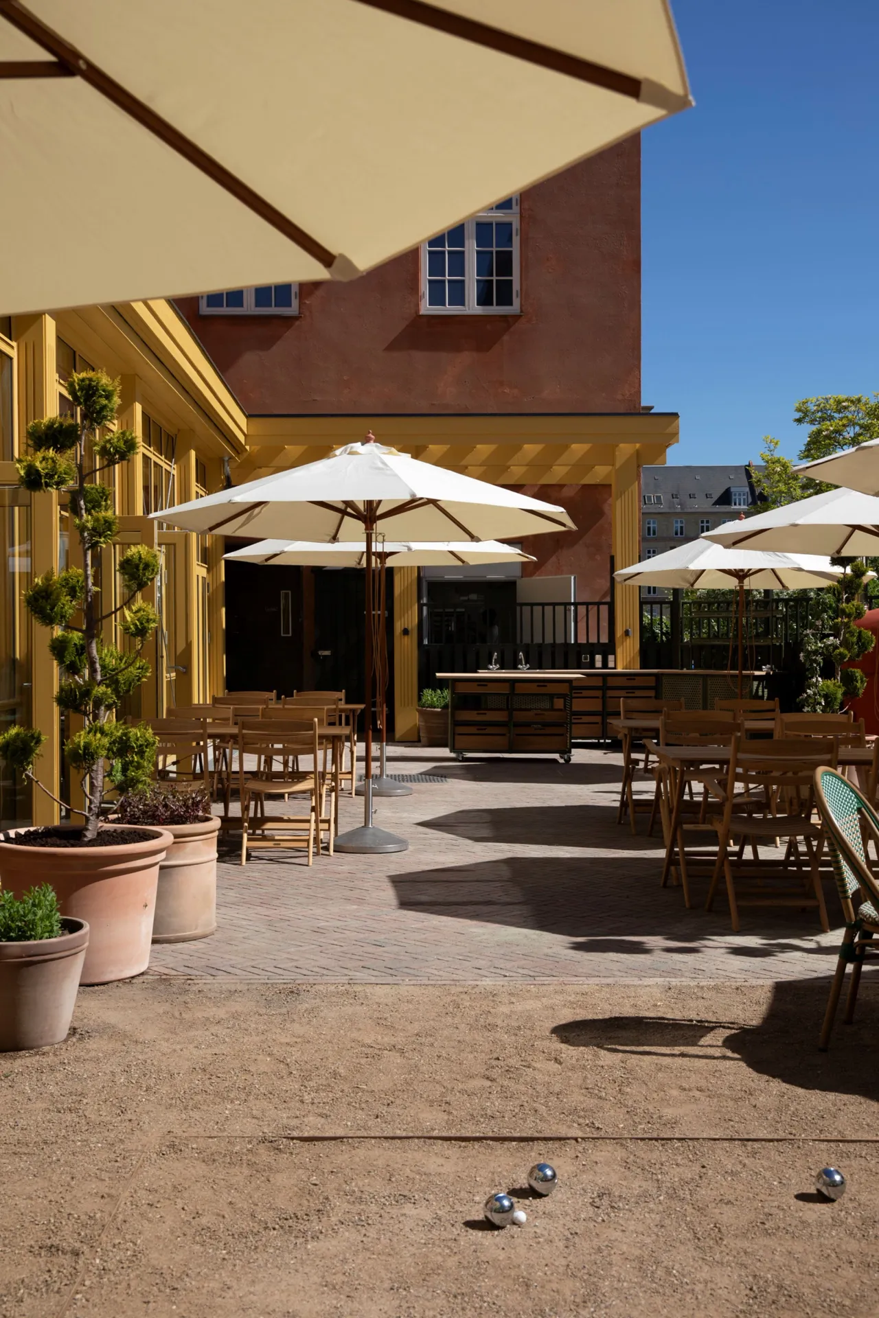 Få et lille glimt af gårdhaven