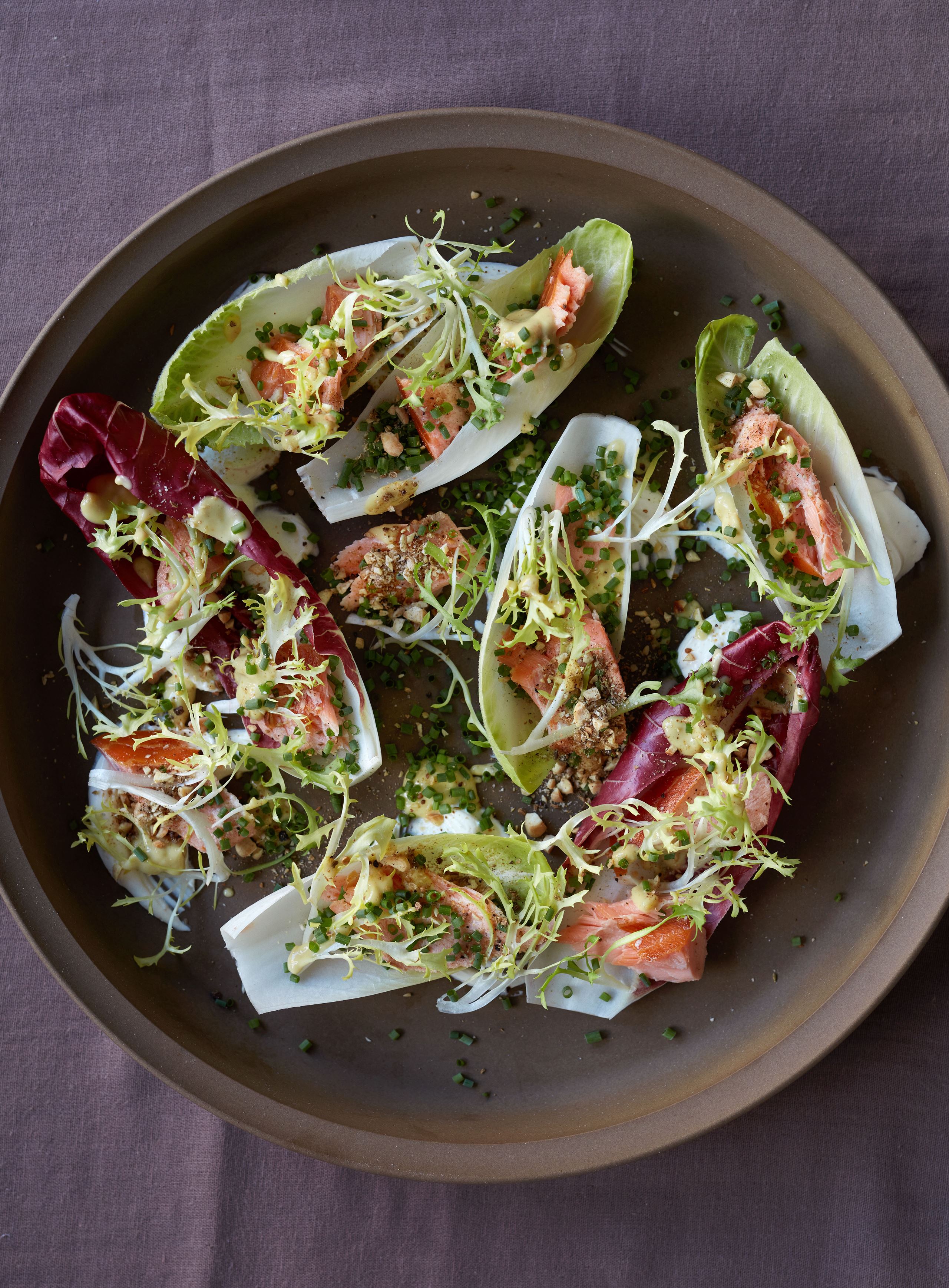 Varmrøget regnbueørred med julesalat, syltet citron, dukkah og flødeostecreme