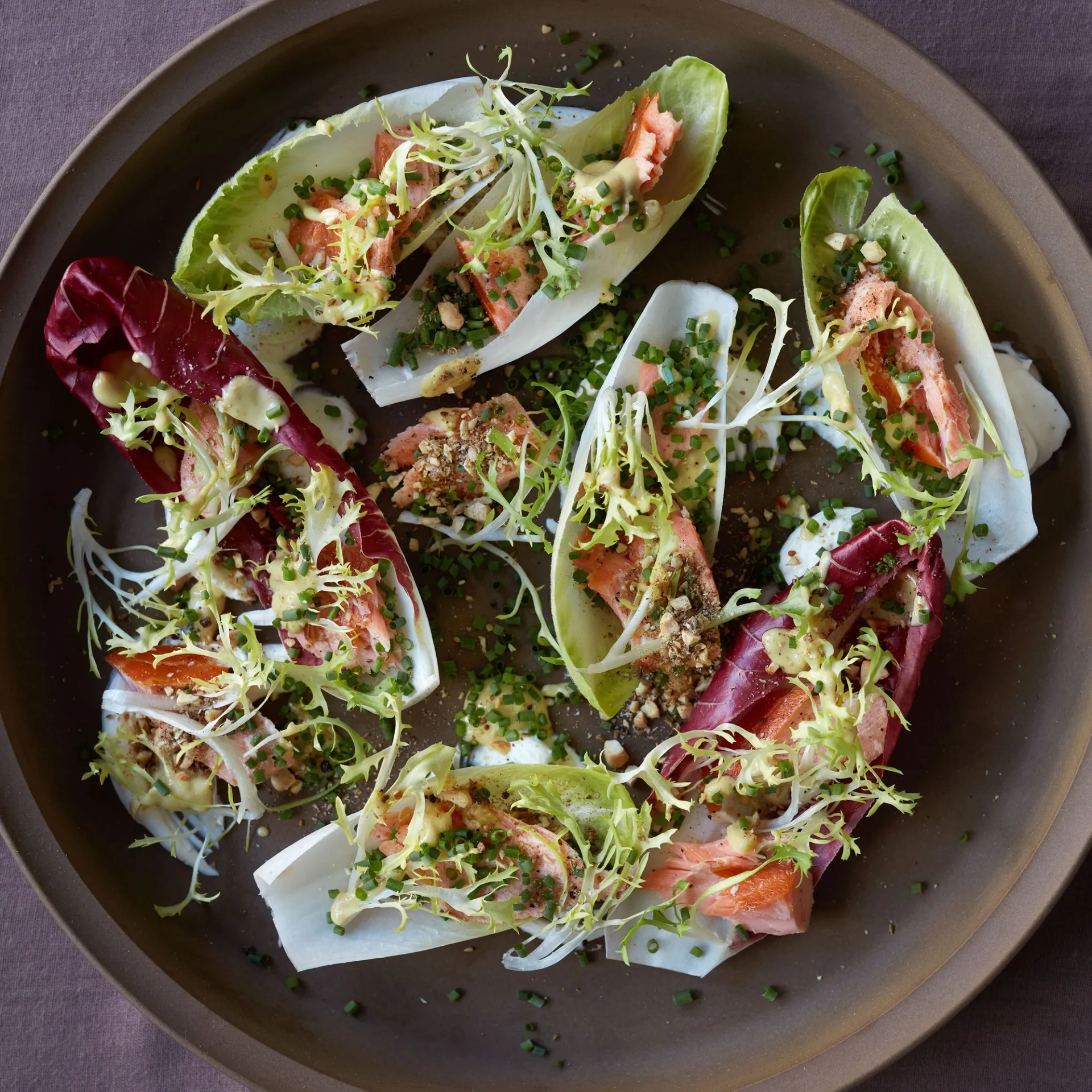 Varmrøget regnbueørred med julesalat, syltet citron, dukkah og flødeostecreme