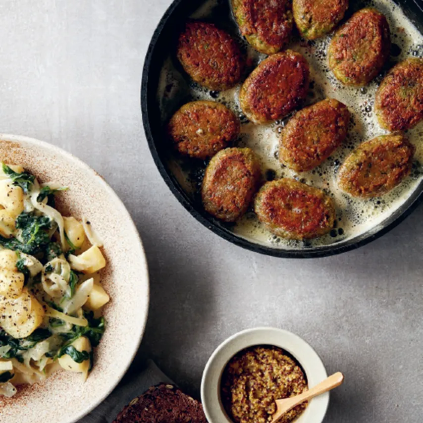 Ærtefrikadeller med varm kartoffelsalat, grov sennep og rugbrød