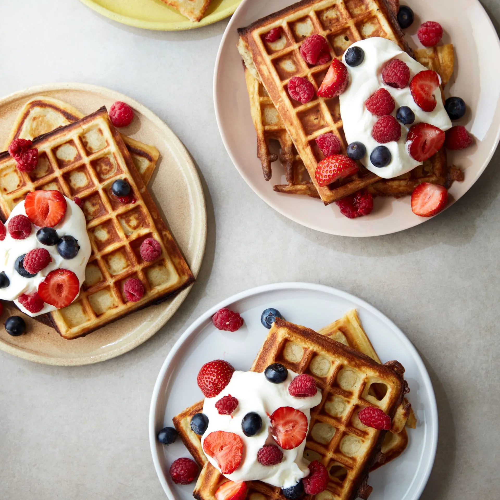 Vafler med flødeskum og bær