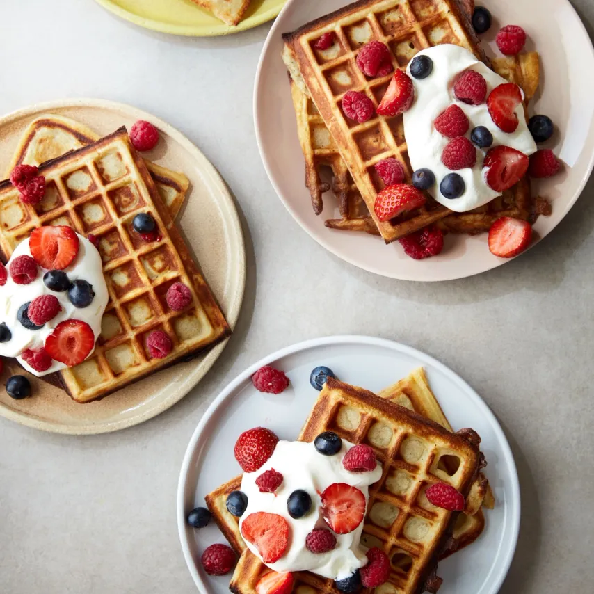 Vafler med flødeskum og bær