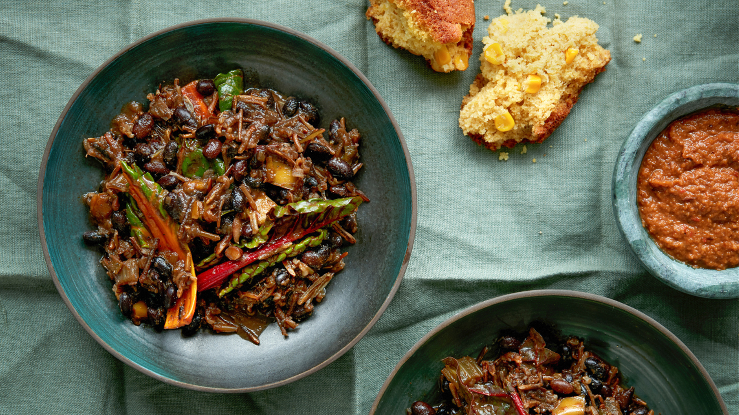 Hoppin' John med sorte bønner, vilde ris og black bean barbecuesauce