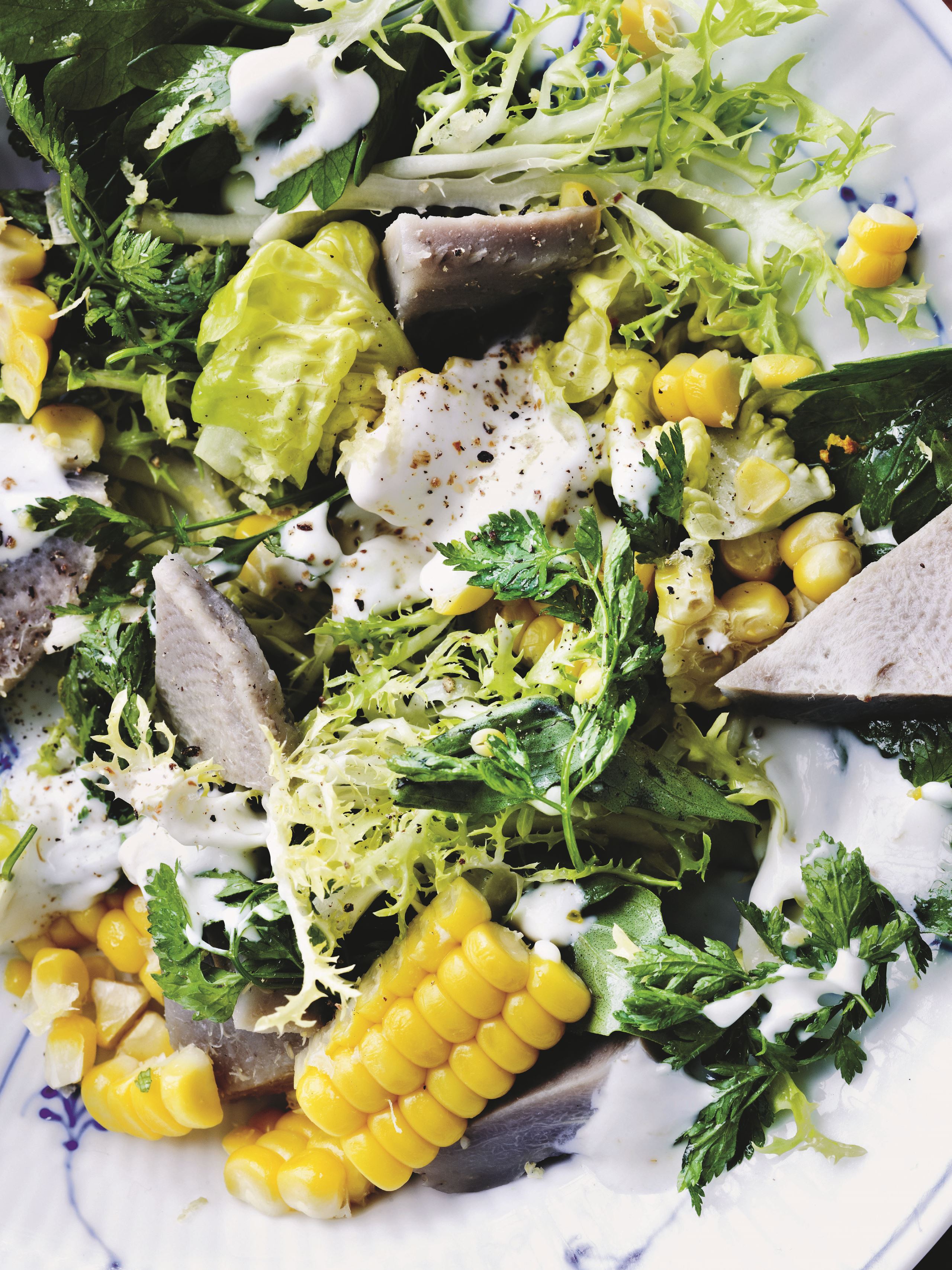 Grøn salat med artiskok og majs