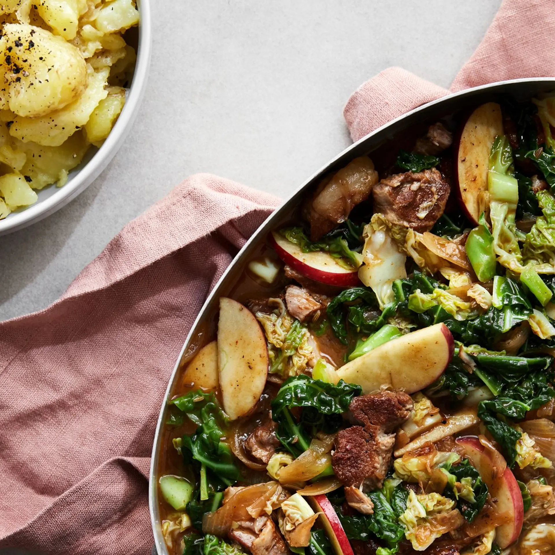 Gris simret i øl og æblemost med kål og grov kartoffelmos