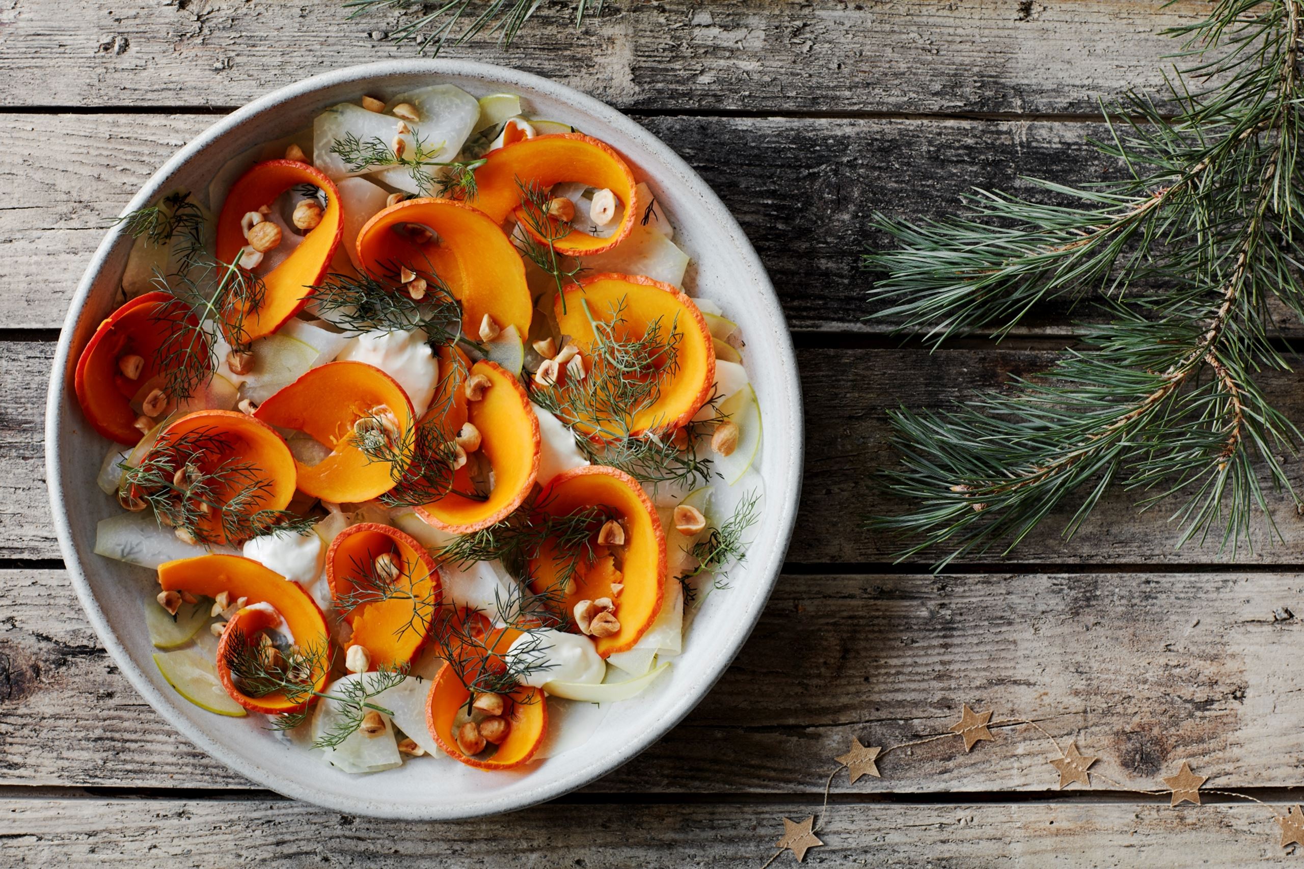 Koldrøget græskar med peberrodsfløde, glaskål og æbler