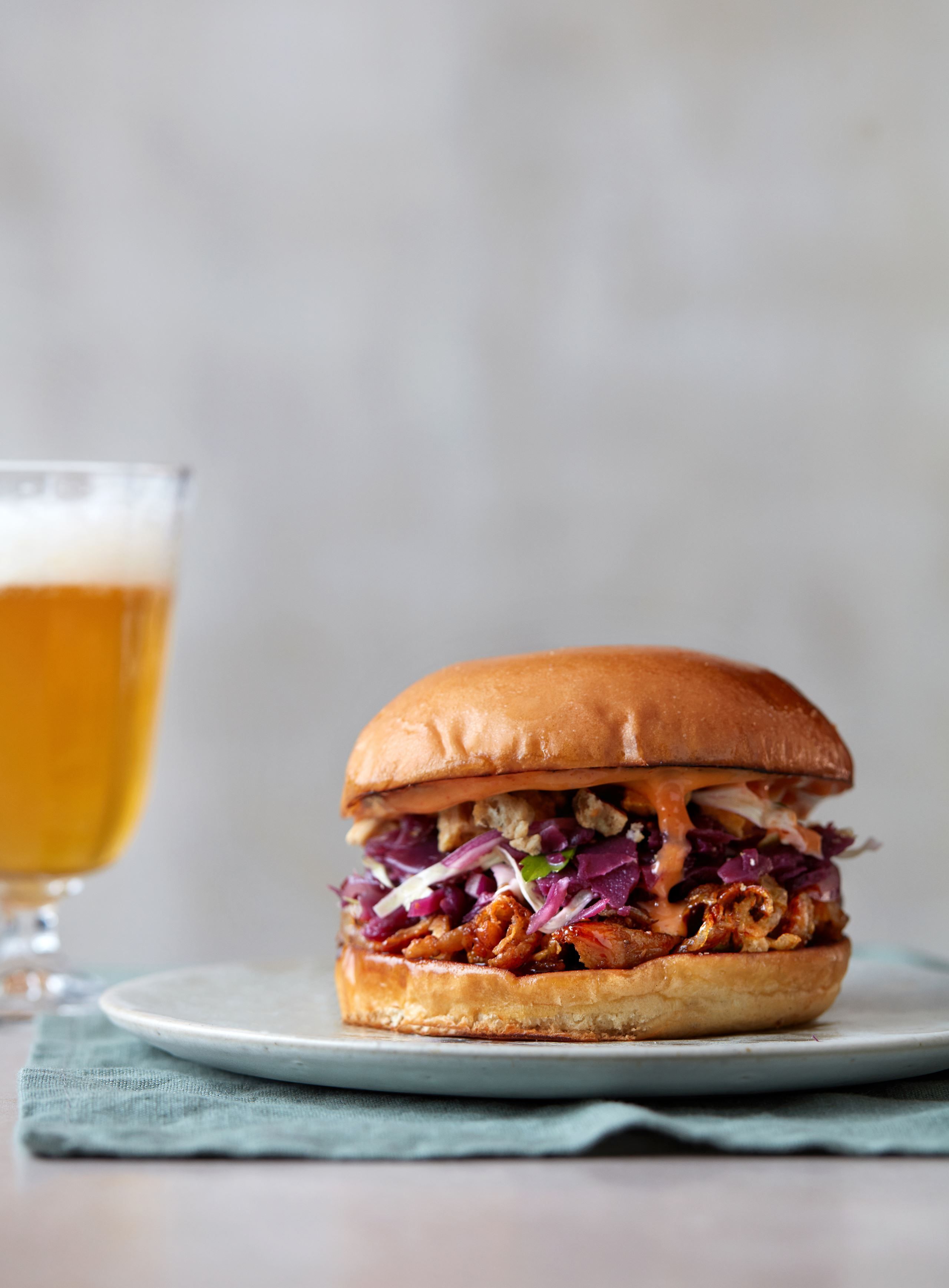 Sandwich med and, chilimayo, hoisin og vinterkål