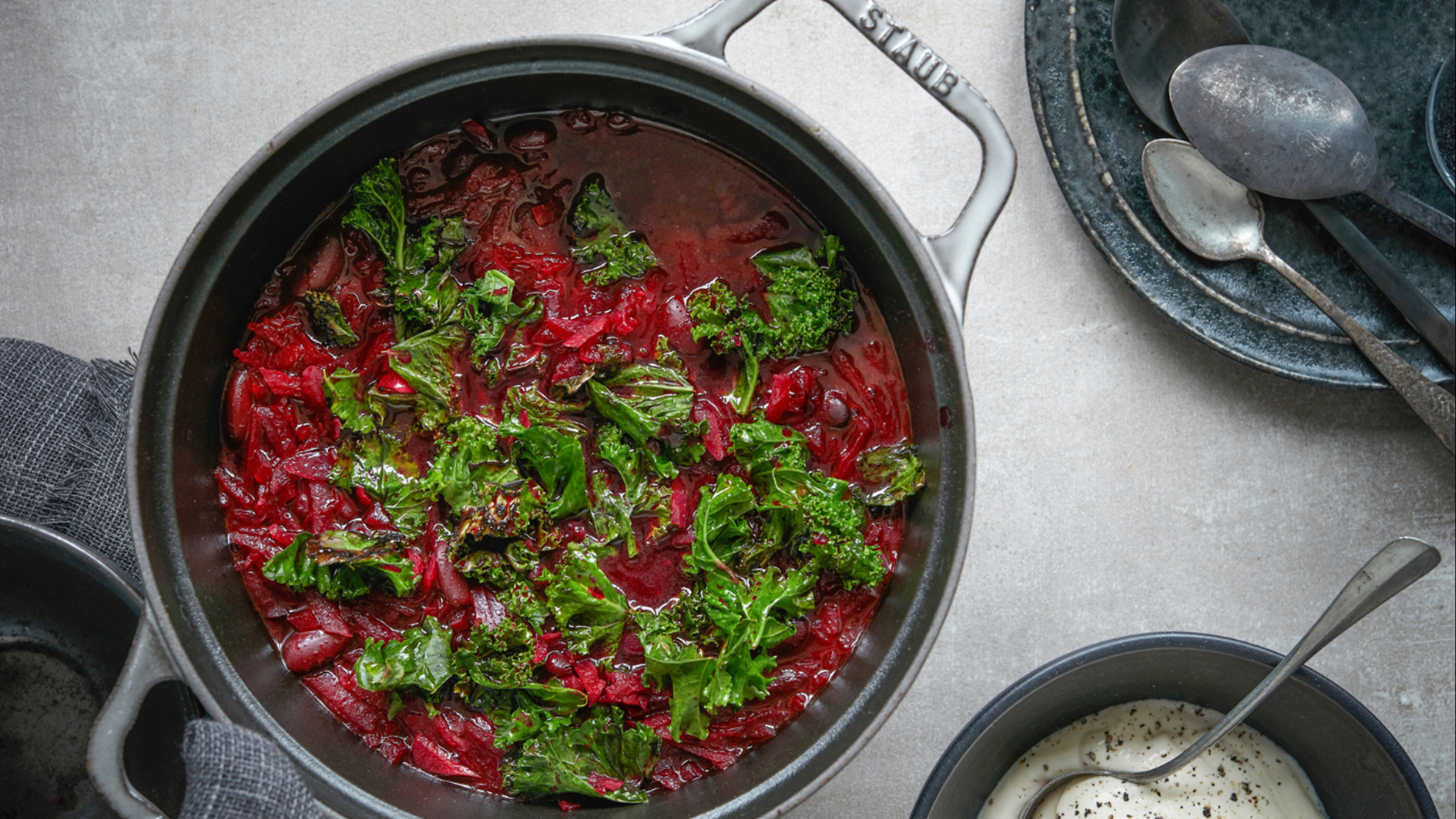 Rødbedesuppe med kidneybønner, kommen, kål og cremefraiche