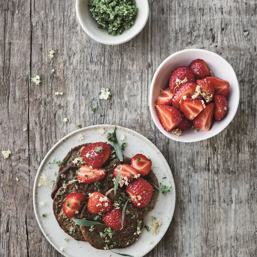 Chiapandekager med jordbær, hyldeblomst og estragonsukker