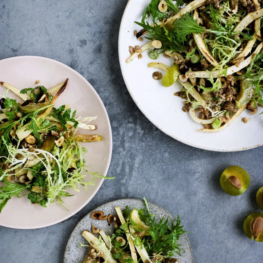 Salat af nye persillerødder med reineclaude-blommer, korn og hasselnøddedressing