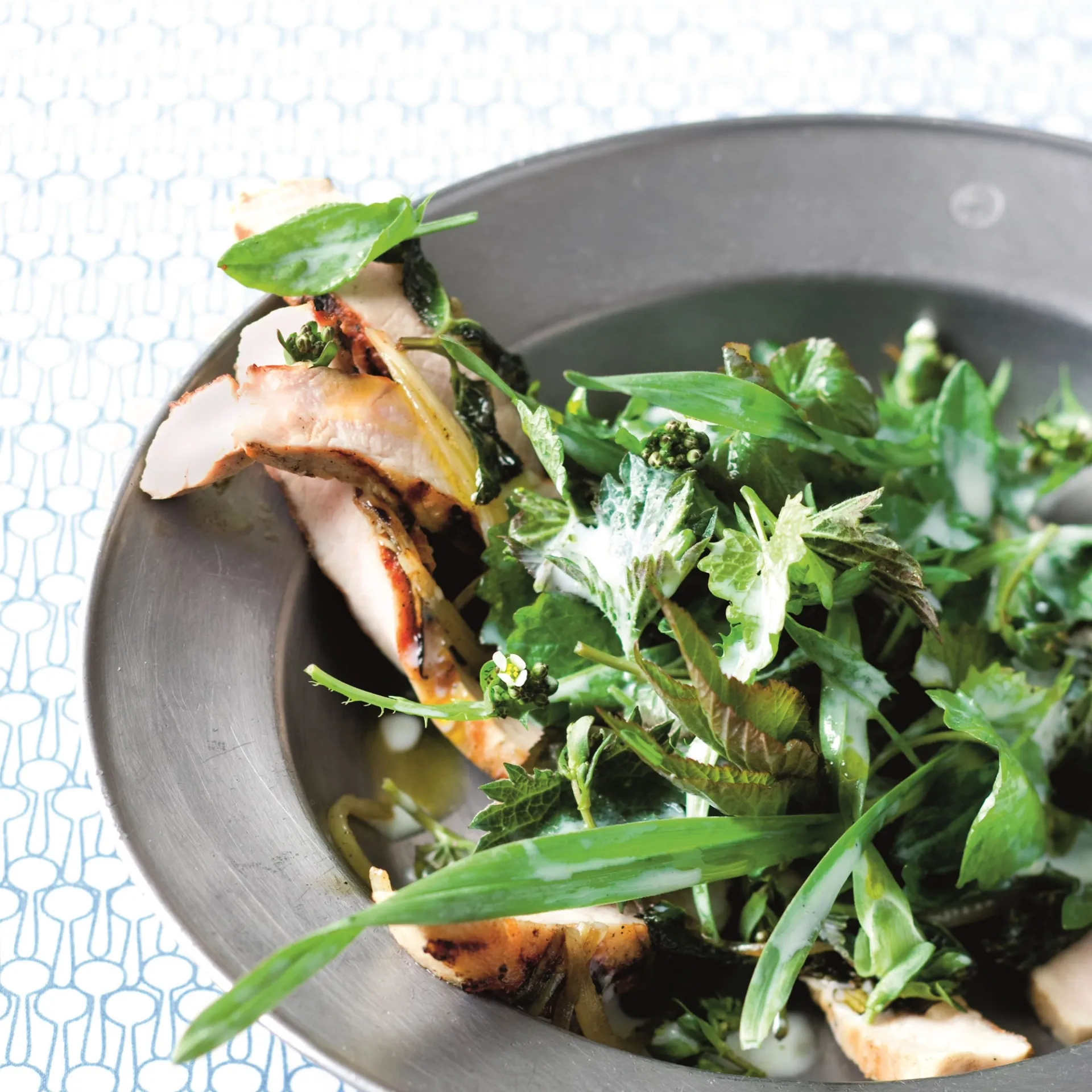 Grillet gris og vilde urter med kærnemælksdressing