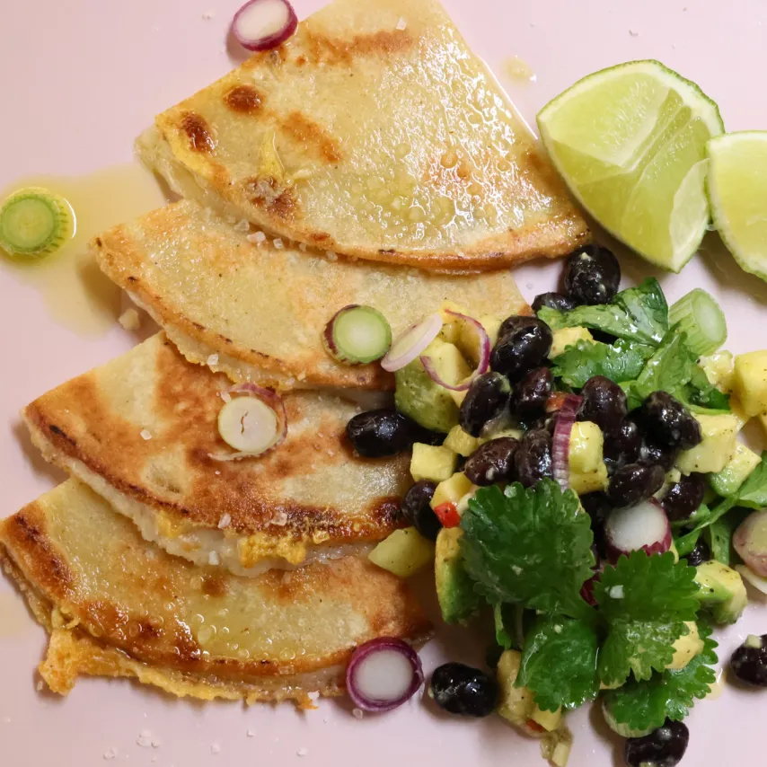 Quesadilla med sort bønnesalsa