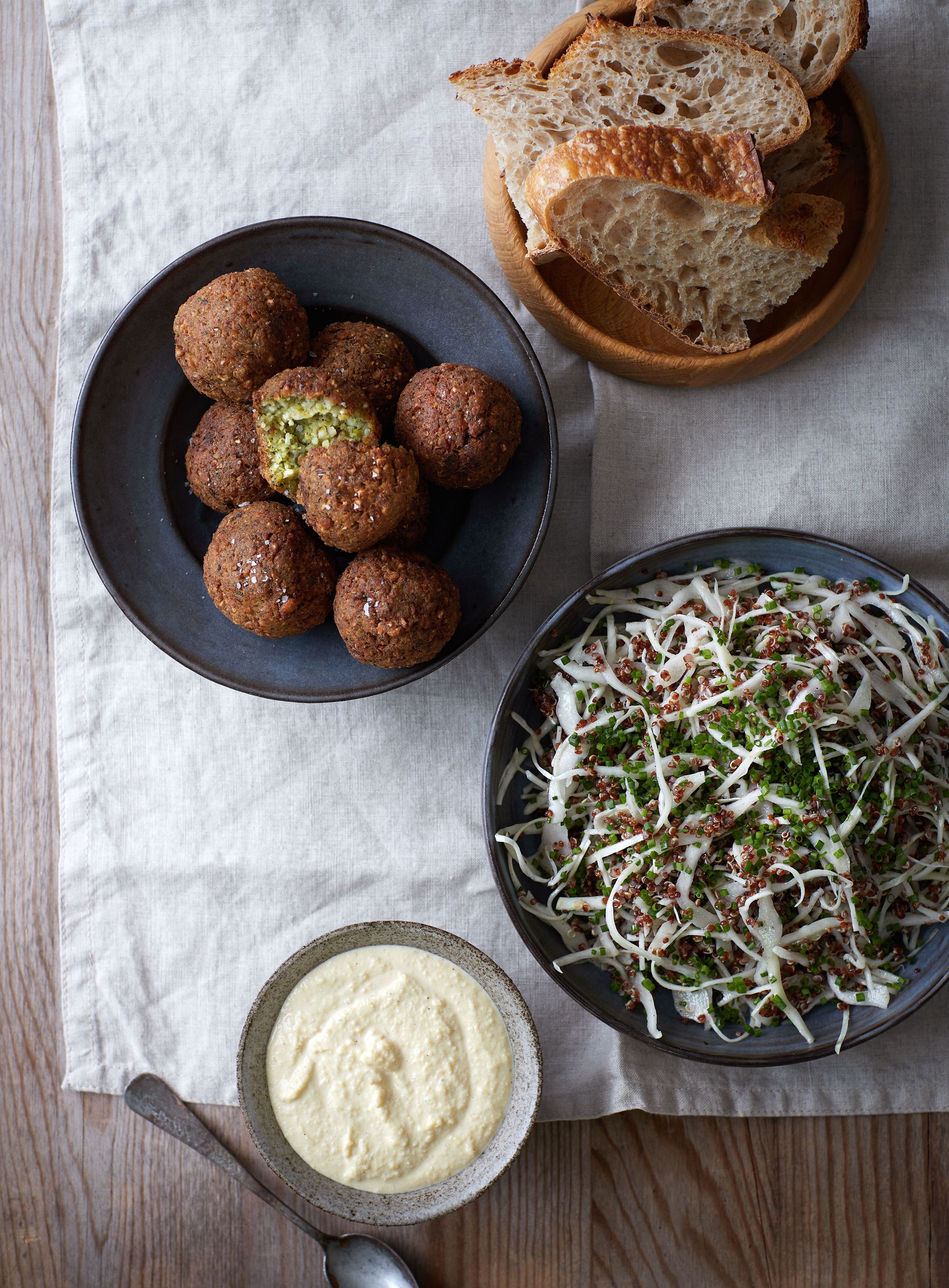 Flækærtefalafel med perlebyg og grønkål, hvidkål-quinoasalat og gul ærtecreme