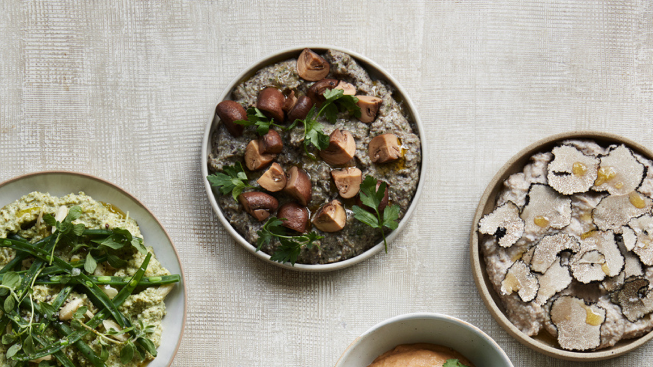 Svampedip med sorte bønner, persille og syltede svampe