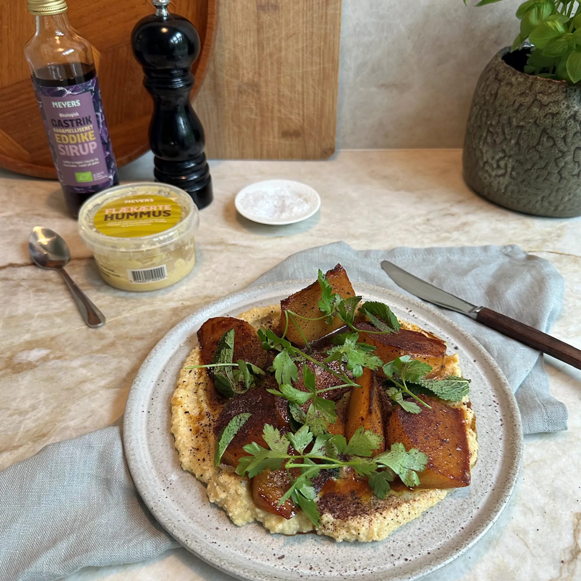 Glaseret glaskål med hummus og sumac
