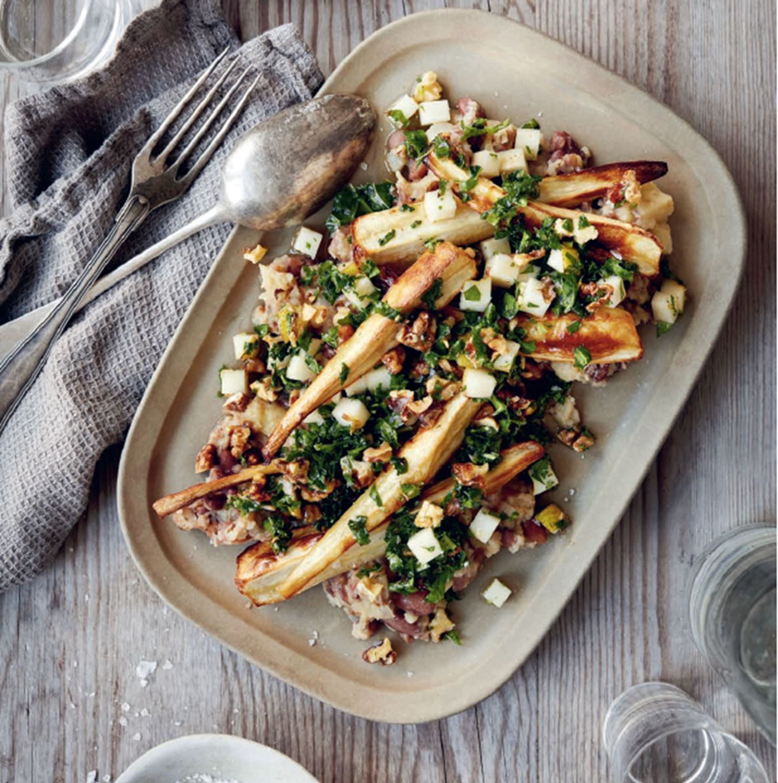 Bagte pastinakker med grønkålssalsa, valnødder, pære og bønne-pastinakmos