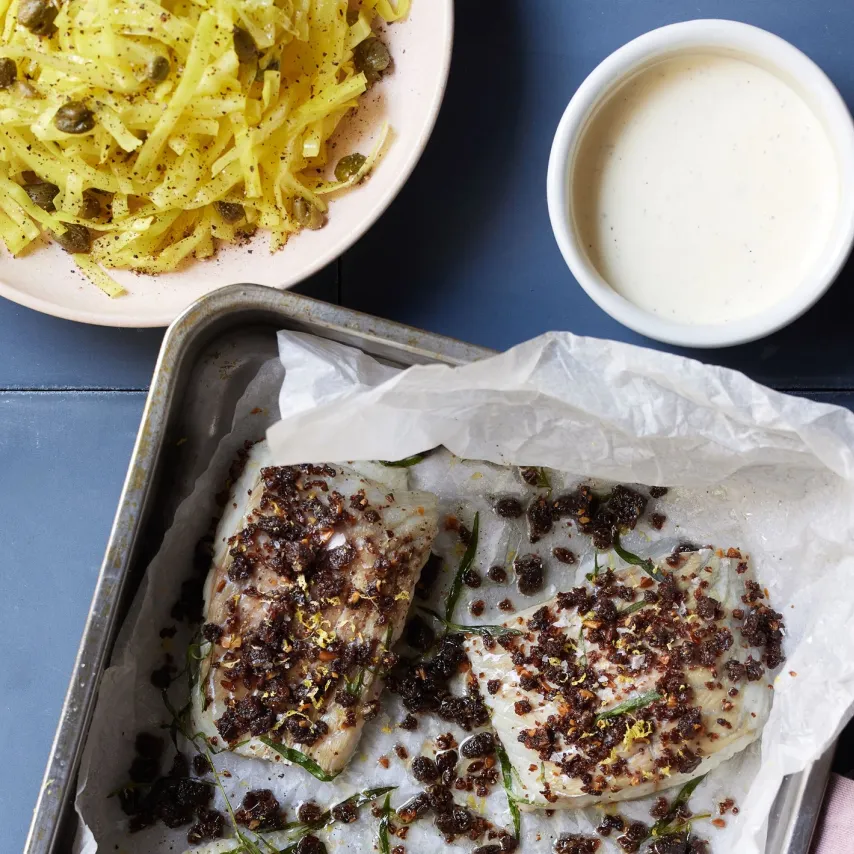 Mørksej med rugknas, gurkemejesyltet hvidkål og sennepsdressing