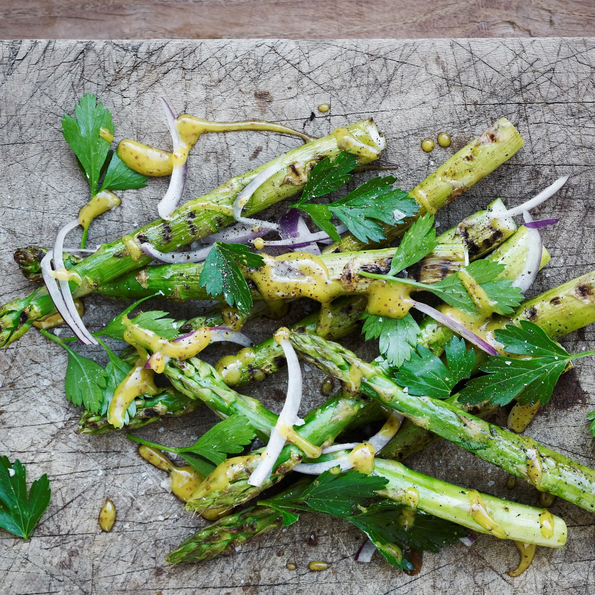Grønne asparges med kapersvinaigrette