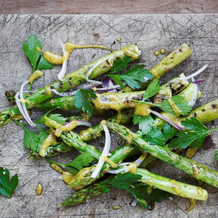 Grønne asparges med kapersvinaigrette