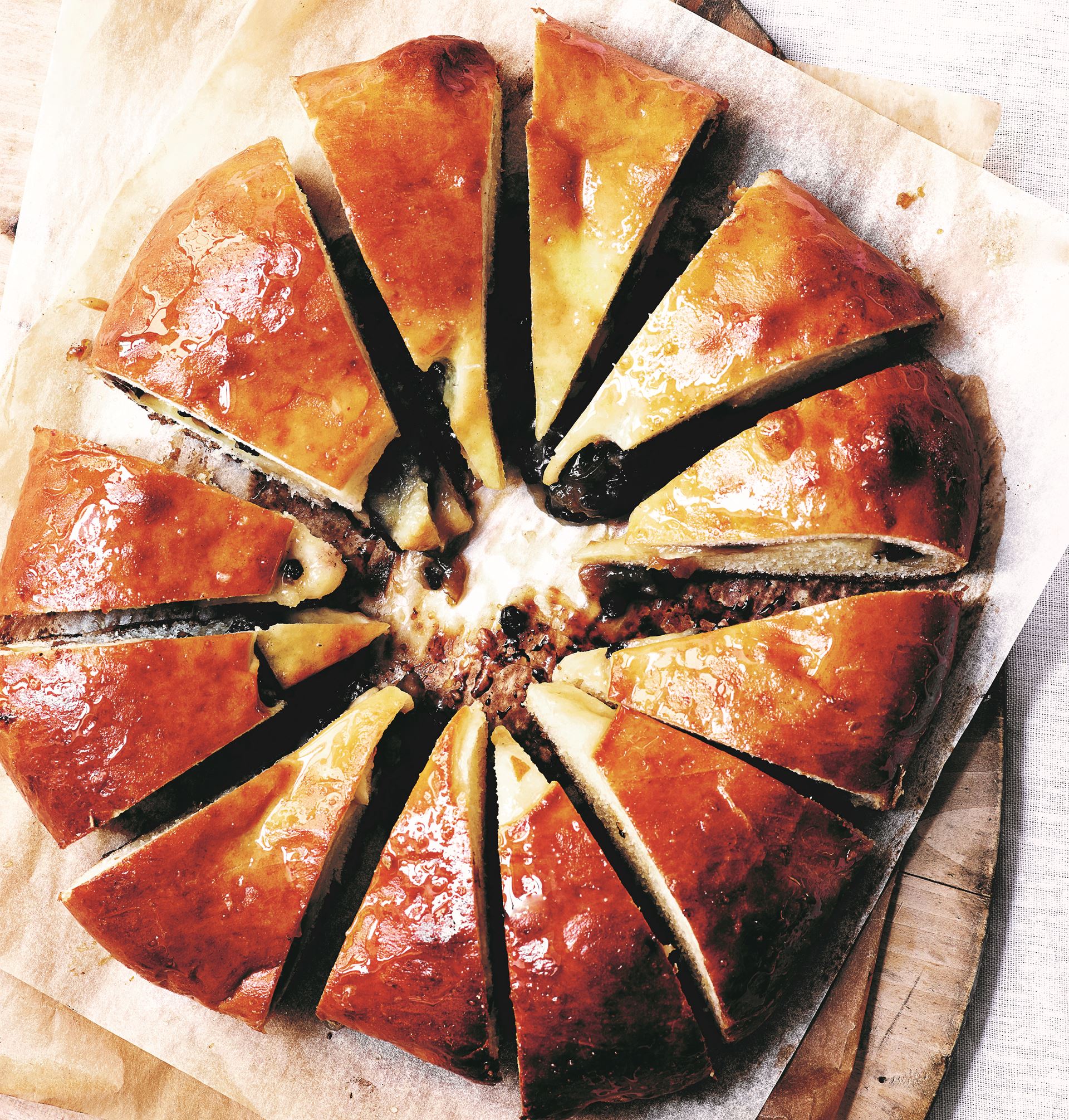 Julekage med mirabellekompot, korender og kardemomme