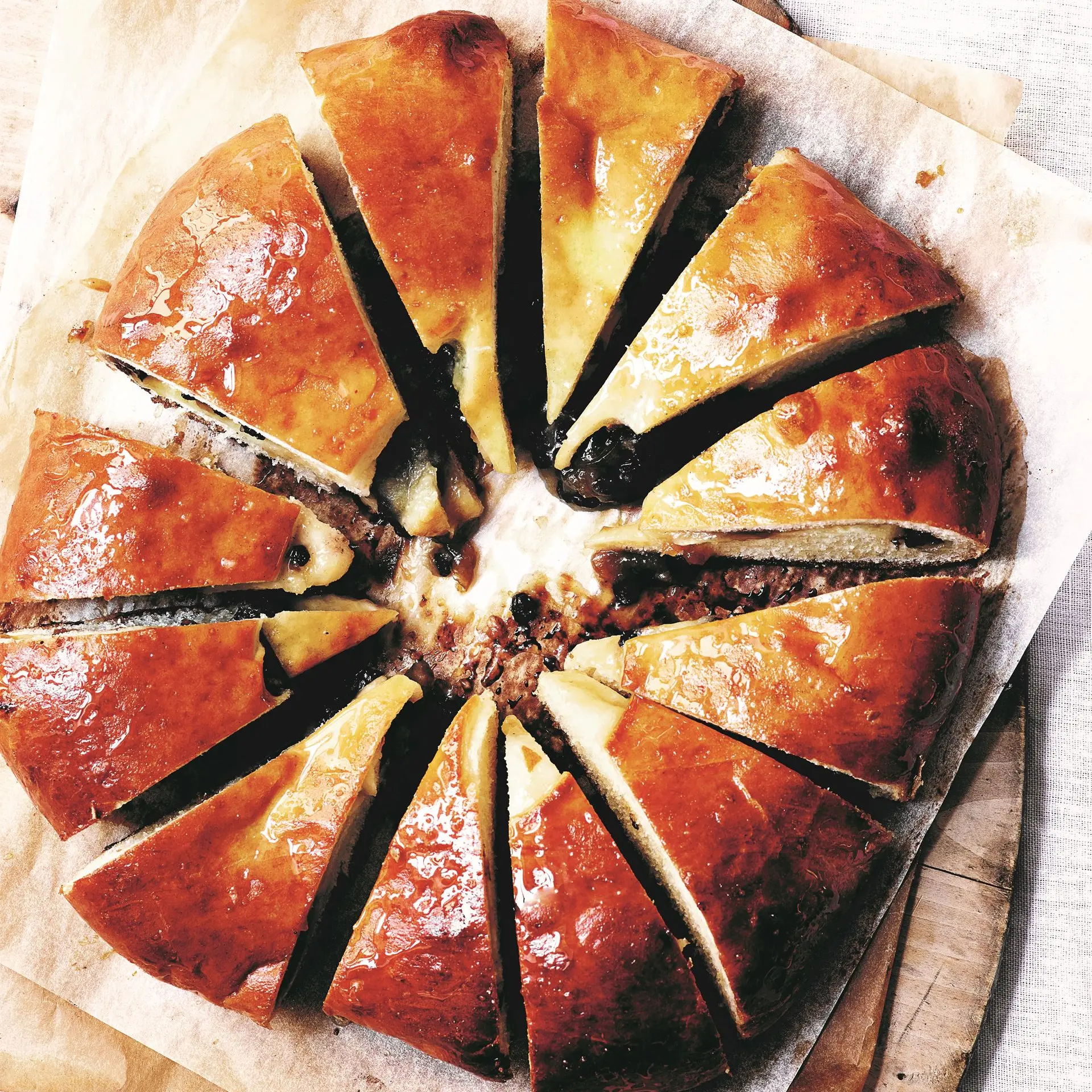 Julekage med mirabellekompot, korender og kardemomme