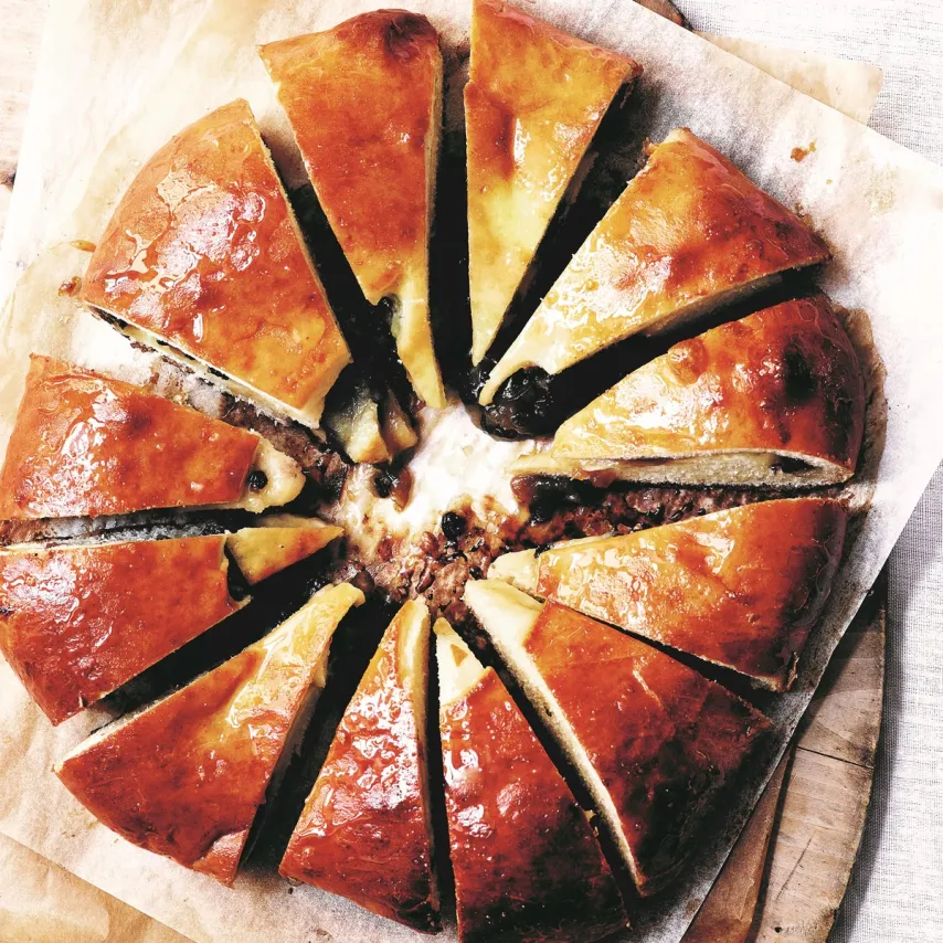 Julekage med mirabellekompot, korender og kardemomme