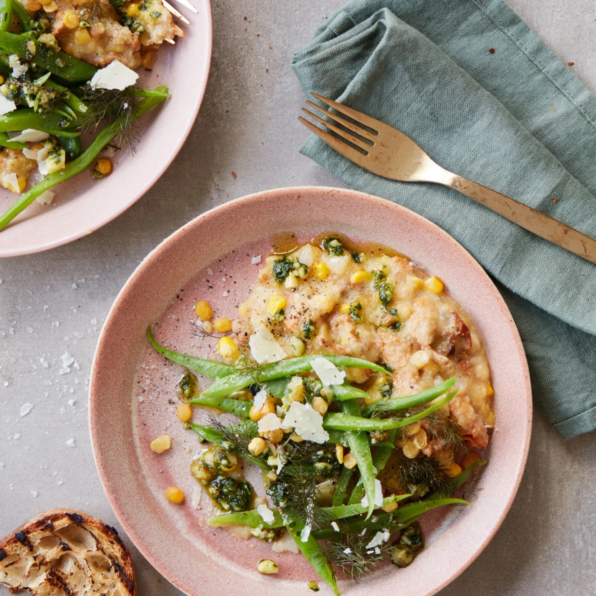 Polenta med gule ærter, majs, kantareller, snittebønner og bronzefennikel