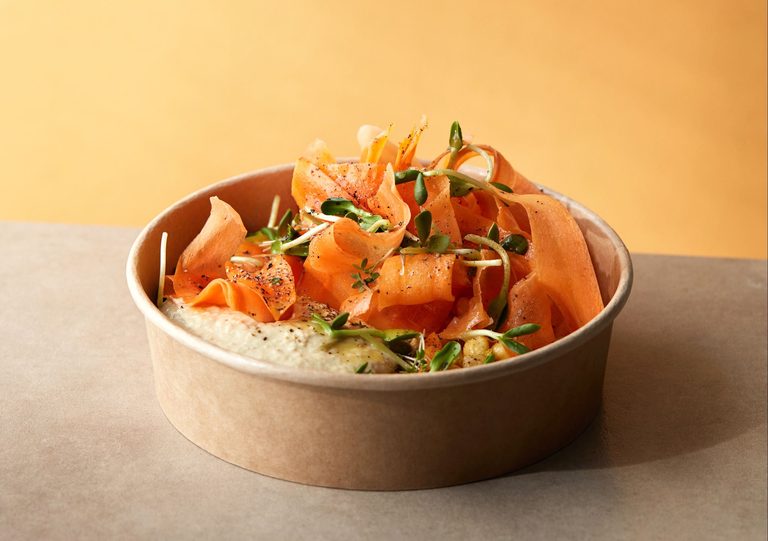 Frokostsalat med hummus, sprøde gulerødder og citrondressing