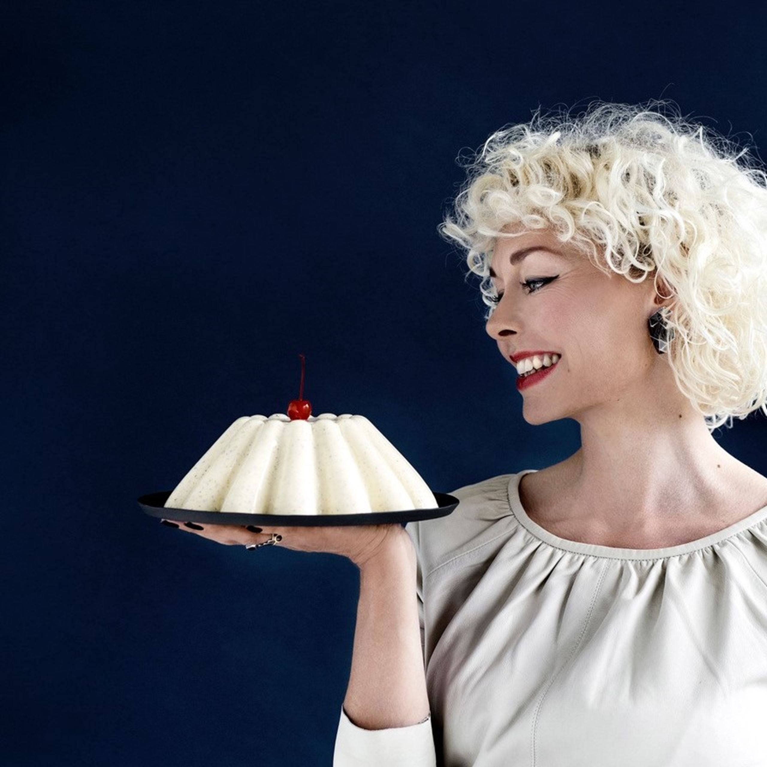 Mandelbudding med Amaretto og kirsebærsovs