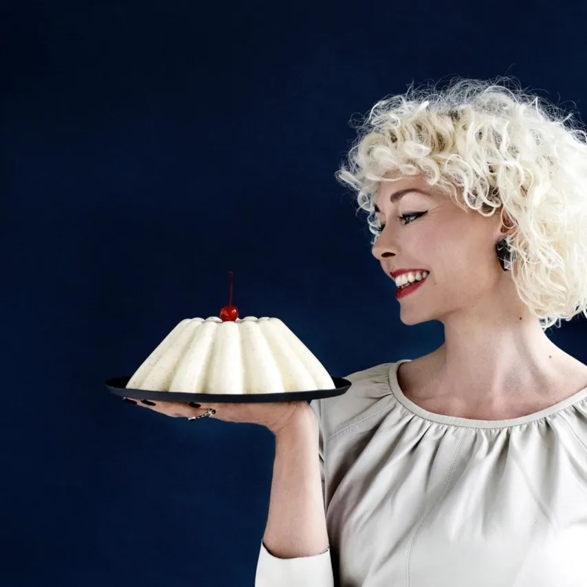 Mandelbudding med Amaretto og kirsebærsovs