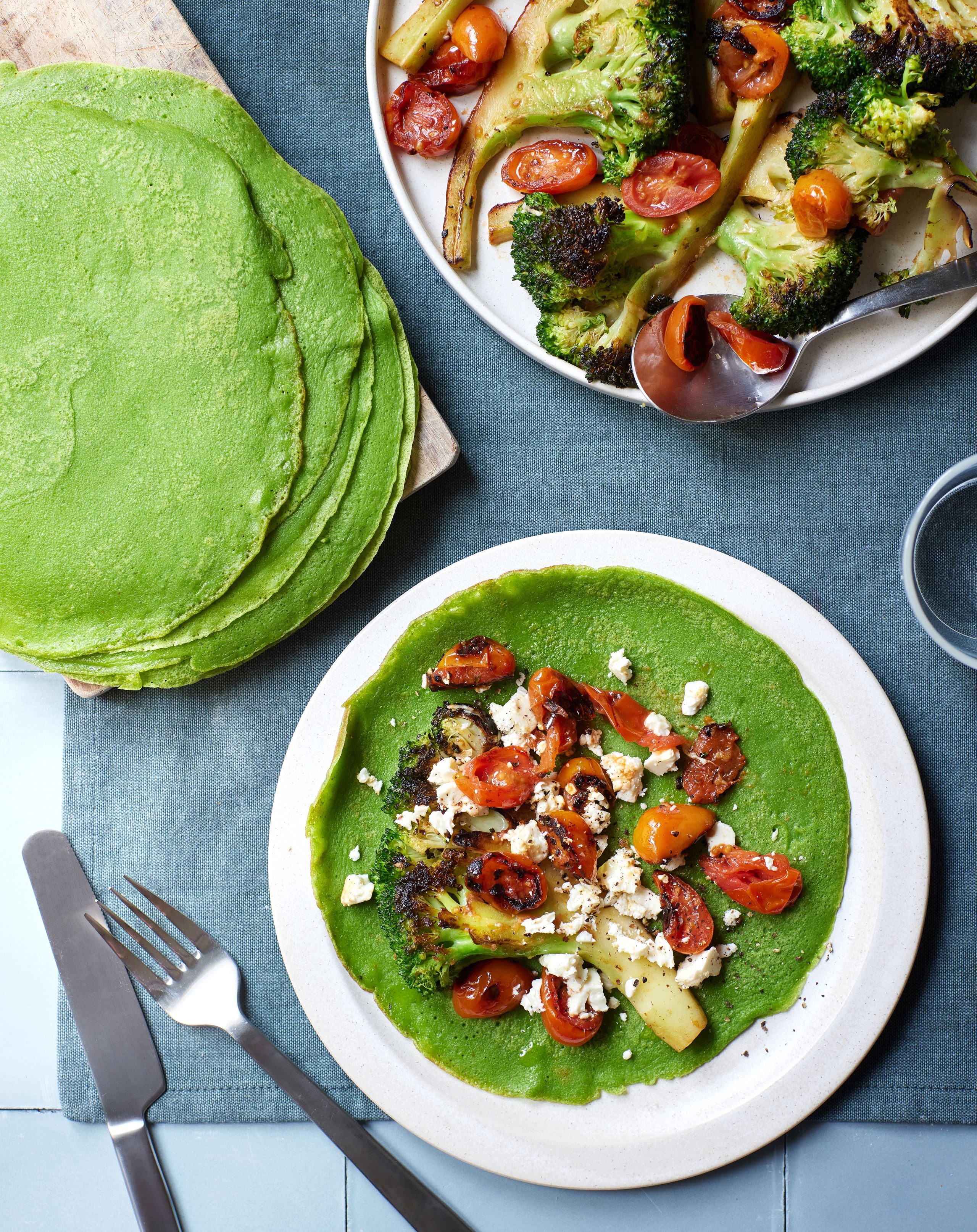 Spinatpandekager med lynstegt broccoli, tomat og feta