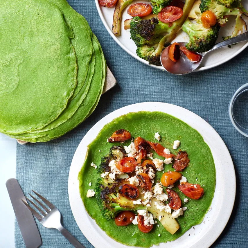Spinatpandekager med lynstegt broccoli, tomat og feta