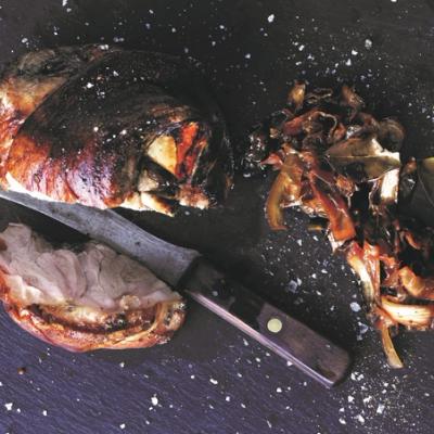 Braiseret svineskank med brunkål