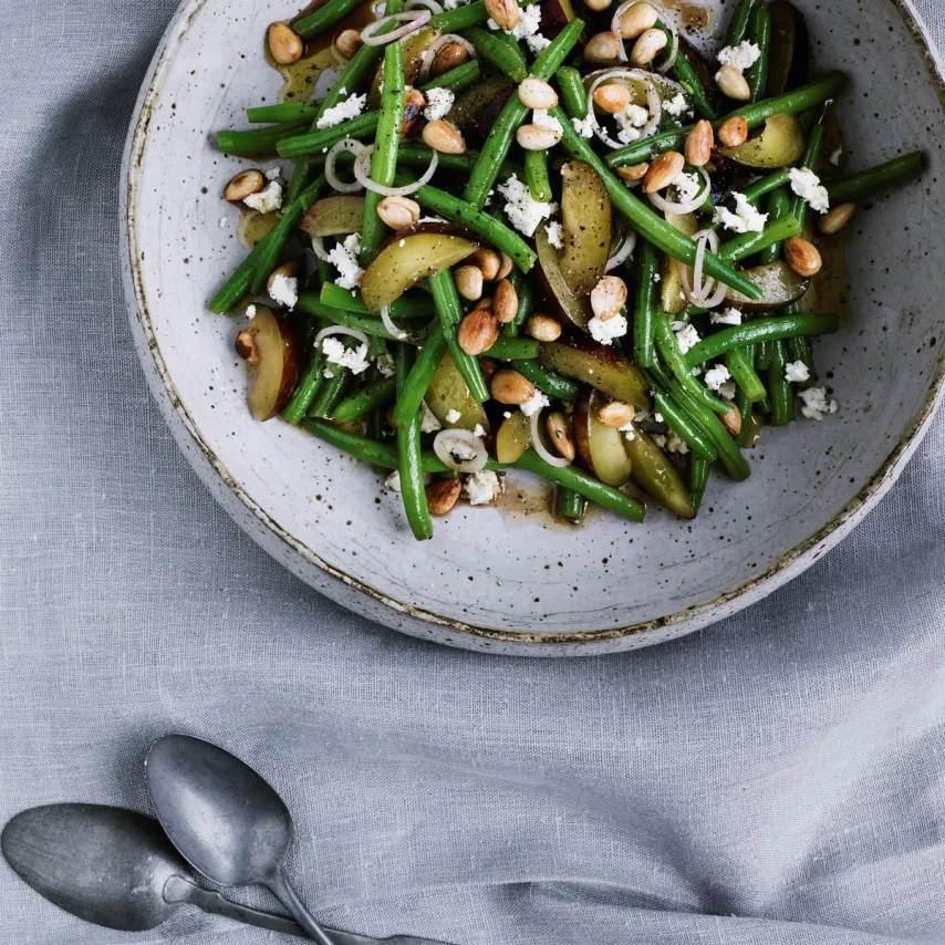 Salat af grønne bønner med opalblommer, feta og mandler