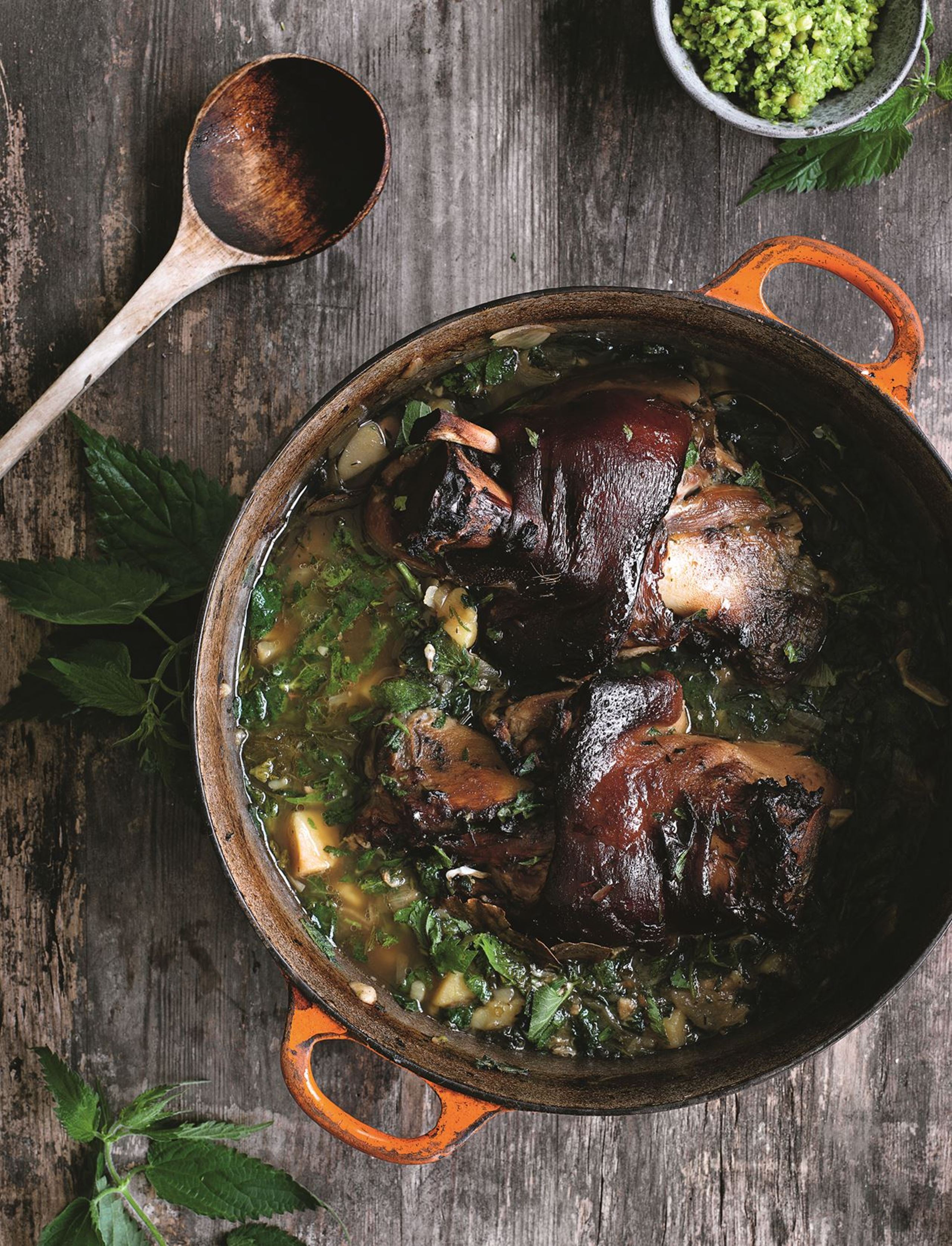 Svineskank med brændenælder, kartofler og ramsløgssalsa