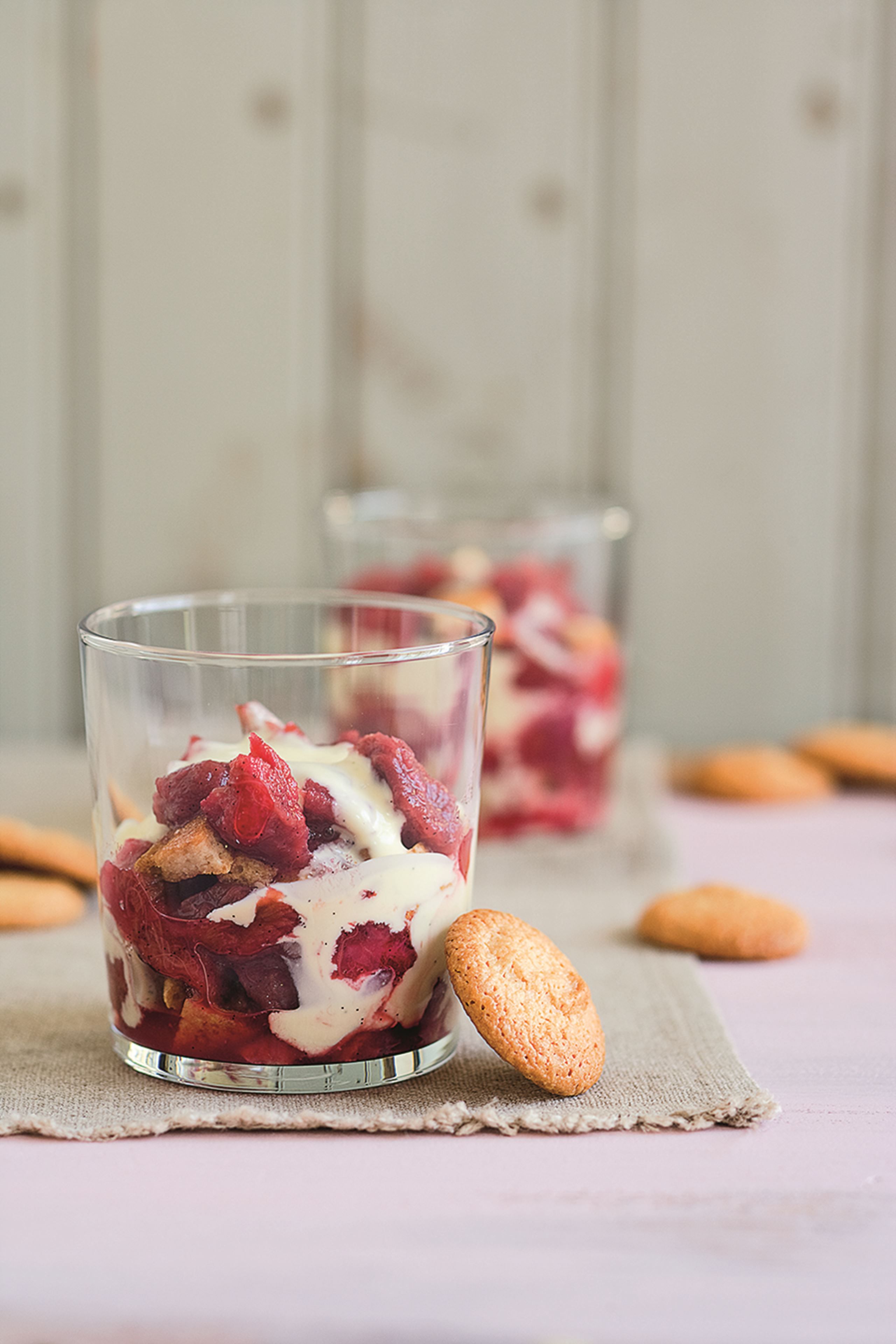 Rabarbertrifli med friskostcreme