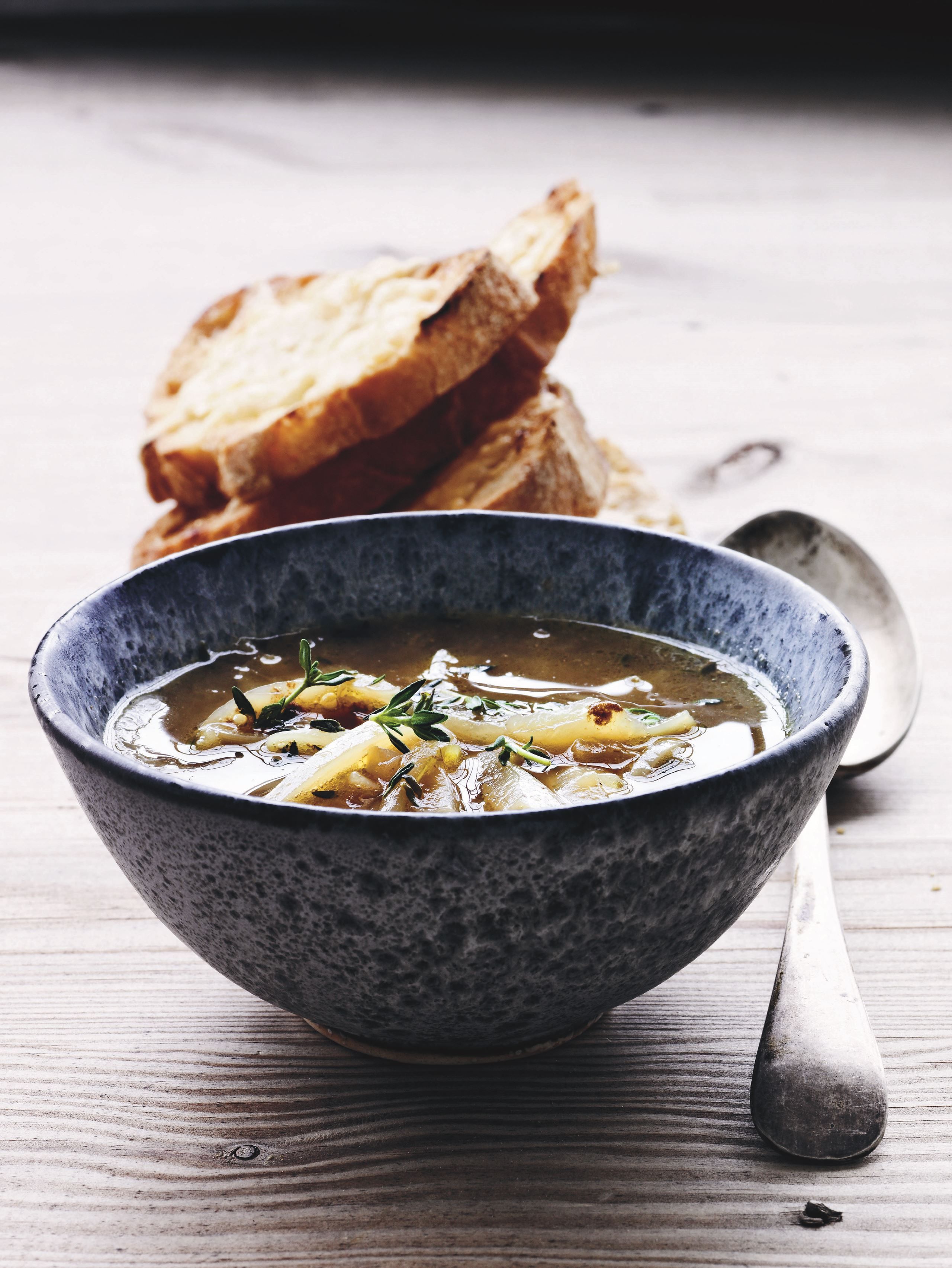 Løgsuppe med grillede ostebrød