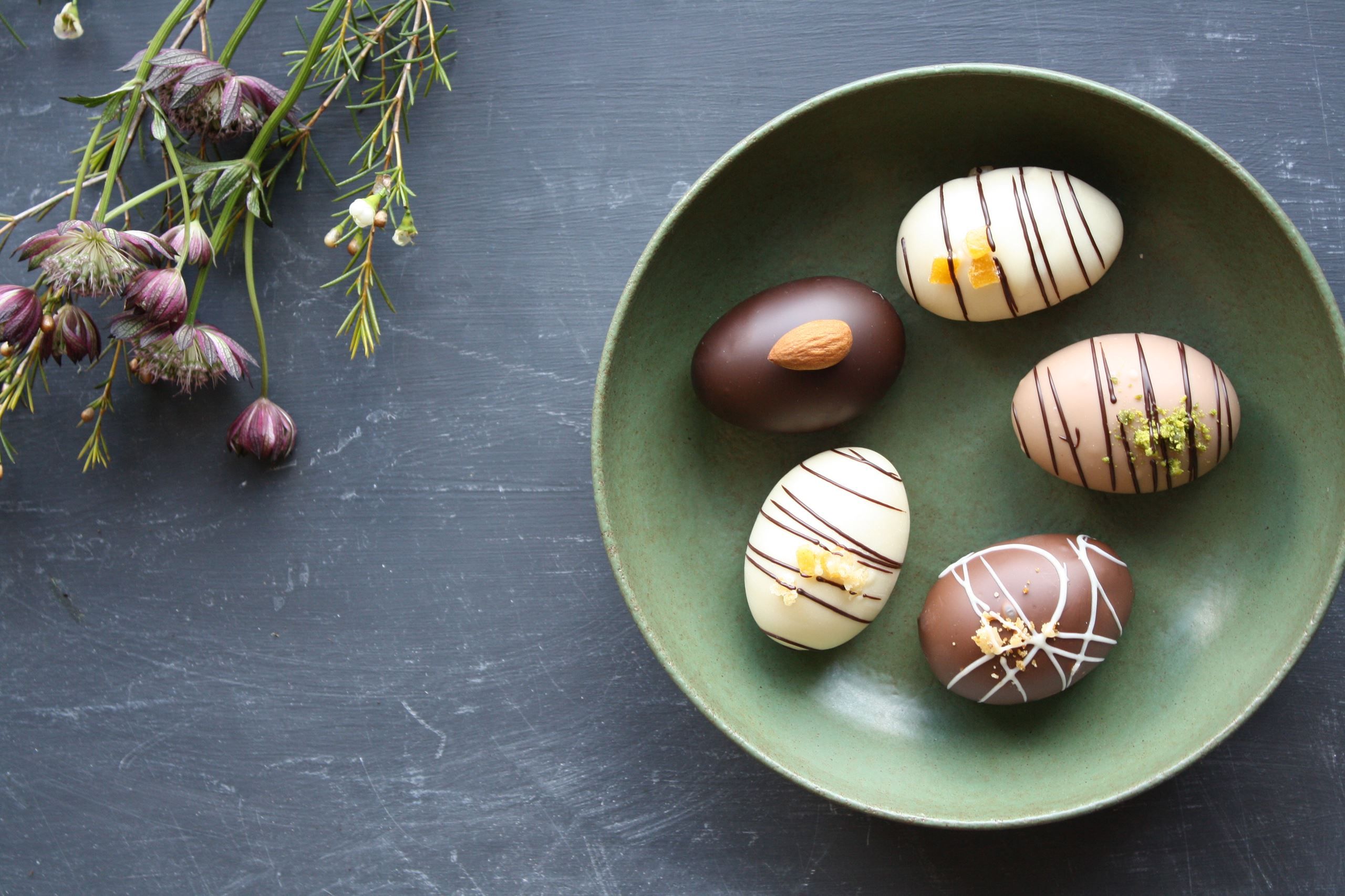 Hjemmelavede påskeæg med rom og rosin