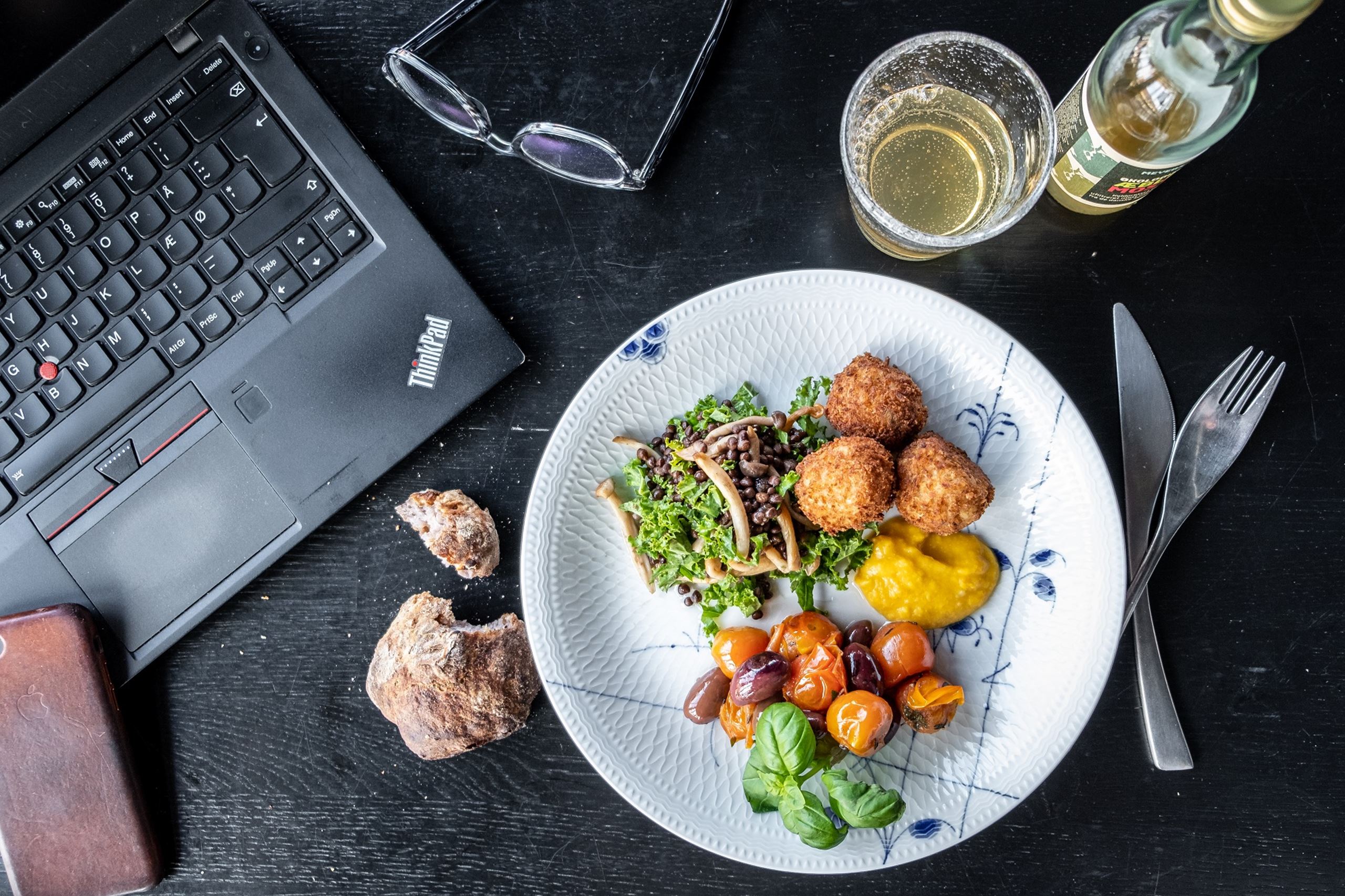 Ny tendens: Firmafrokosten rykker ind på hjemmekontoret