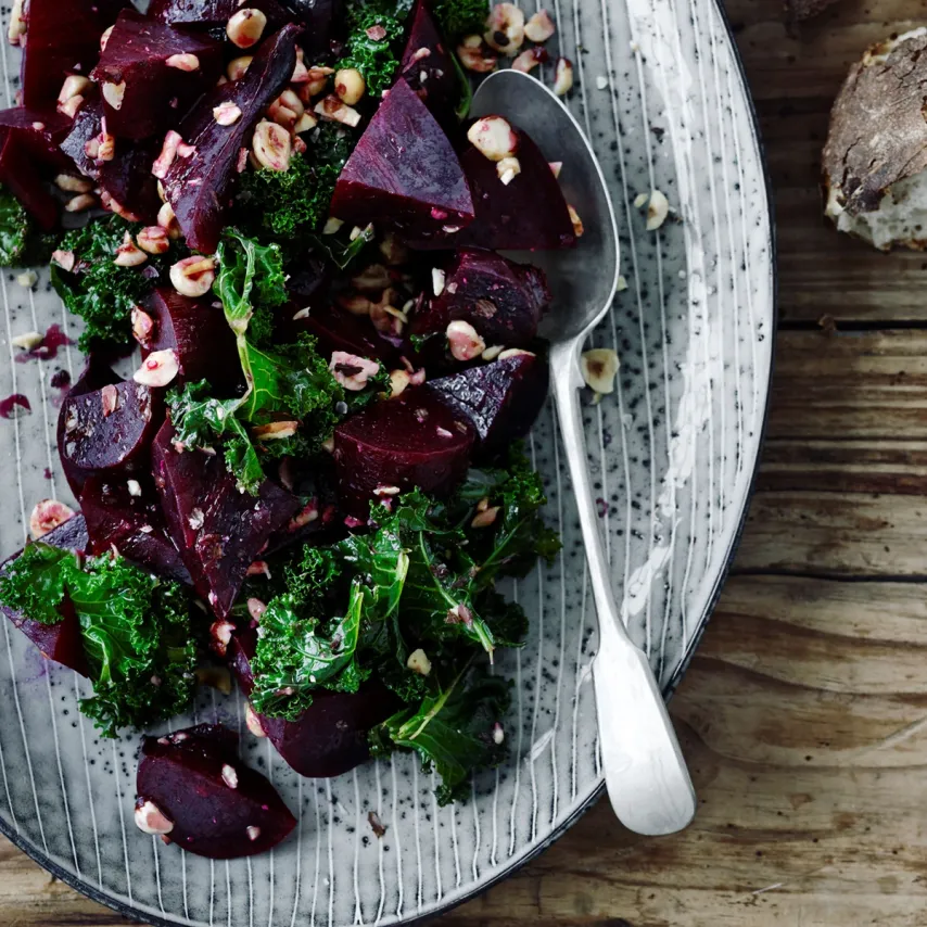 Rødbedesalat med linser, æbler og rugknas