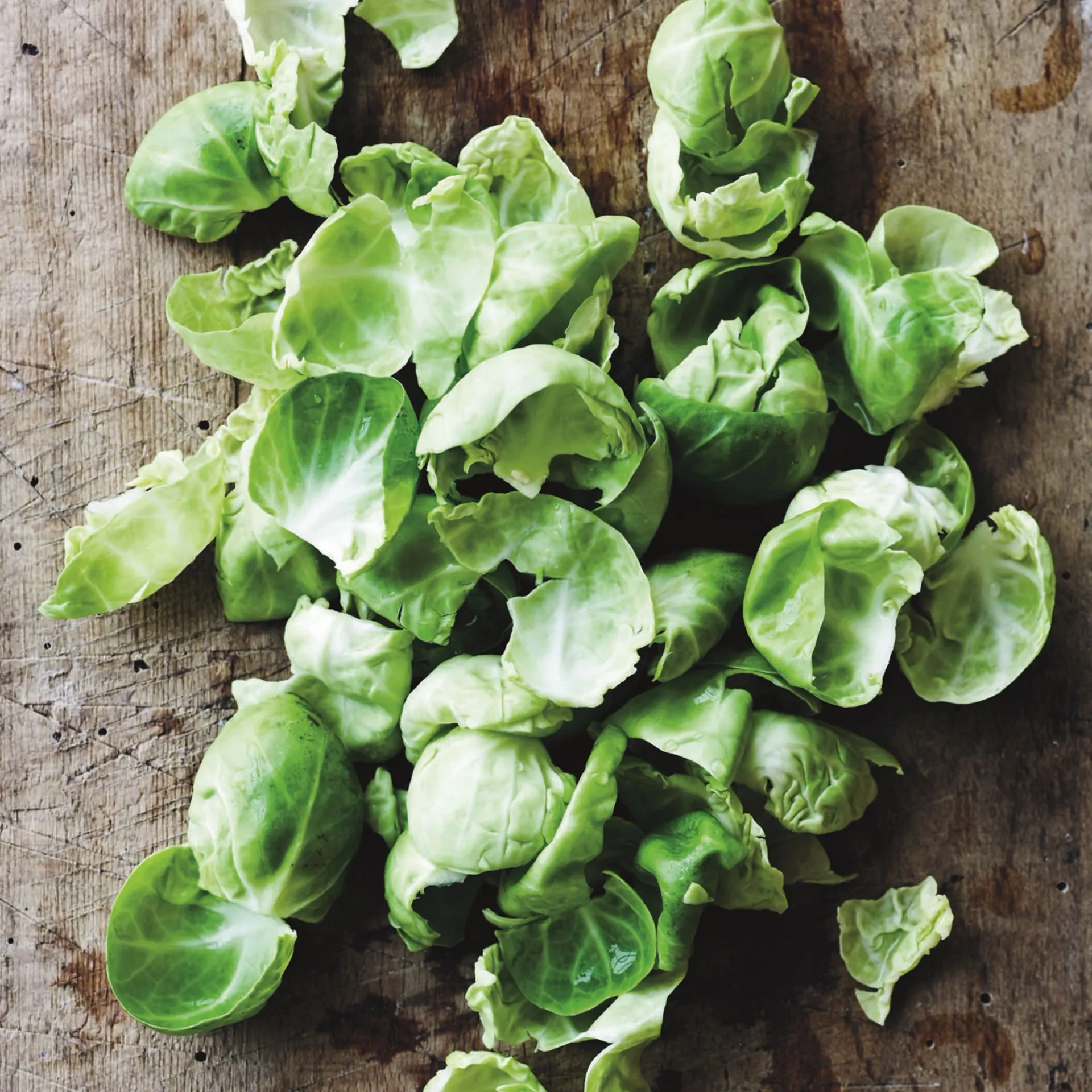 Salat af rosenkål, appelsin og rødløg