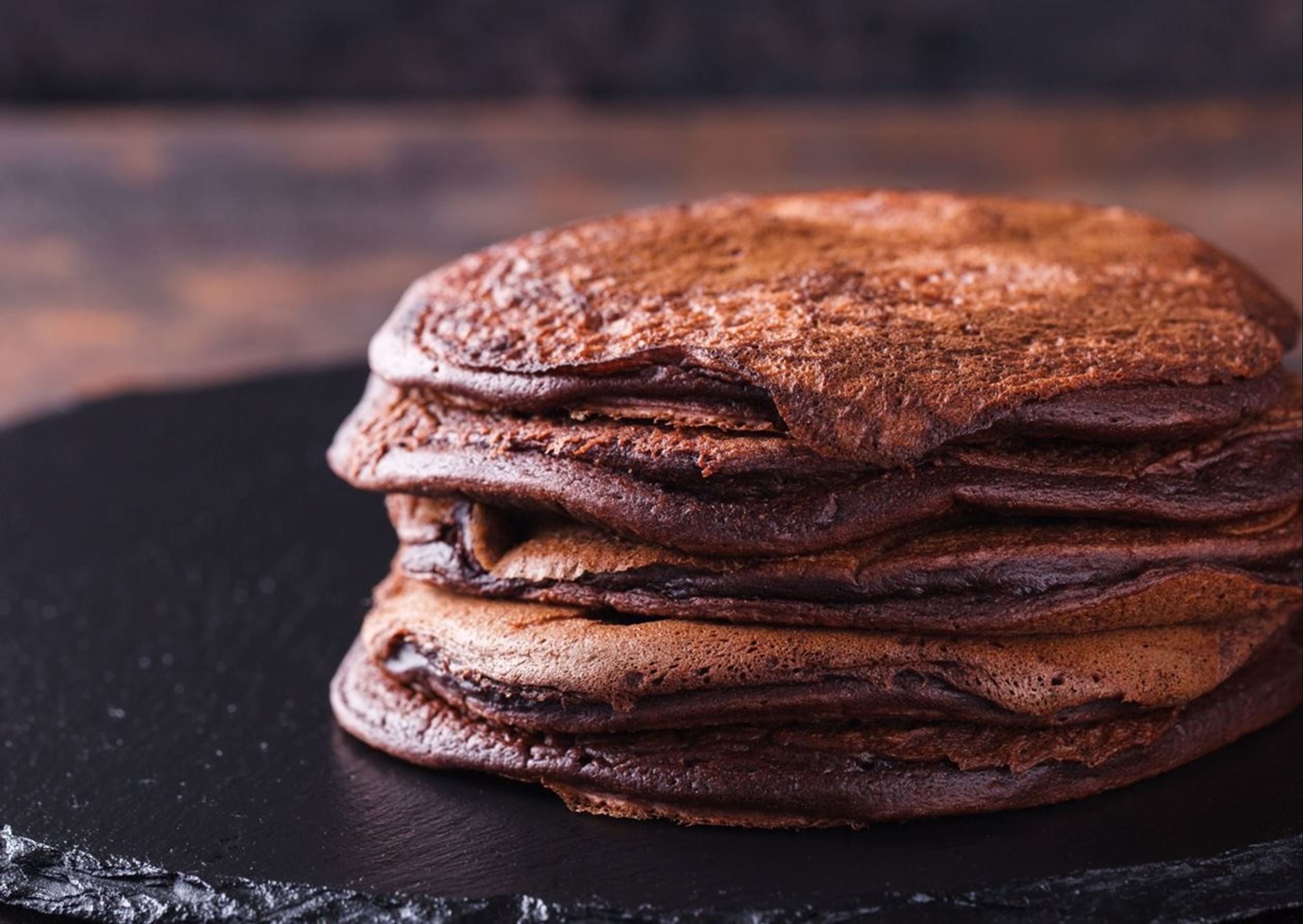 Chokoladepandekager med chokoladesovs