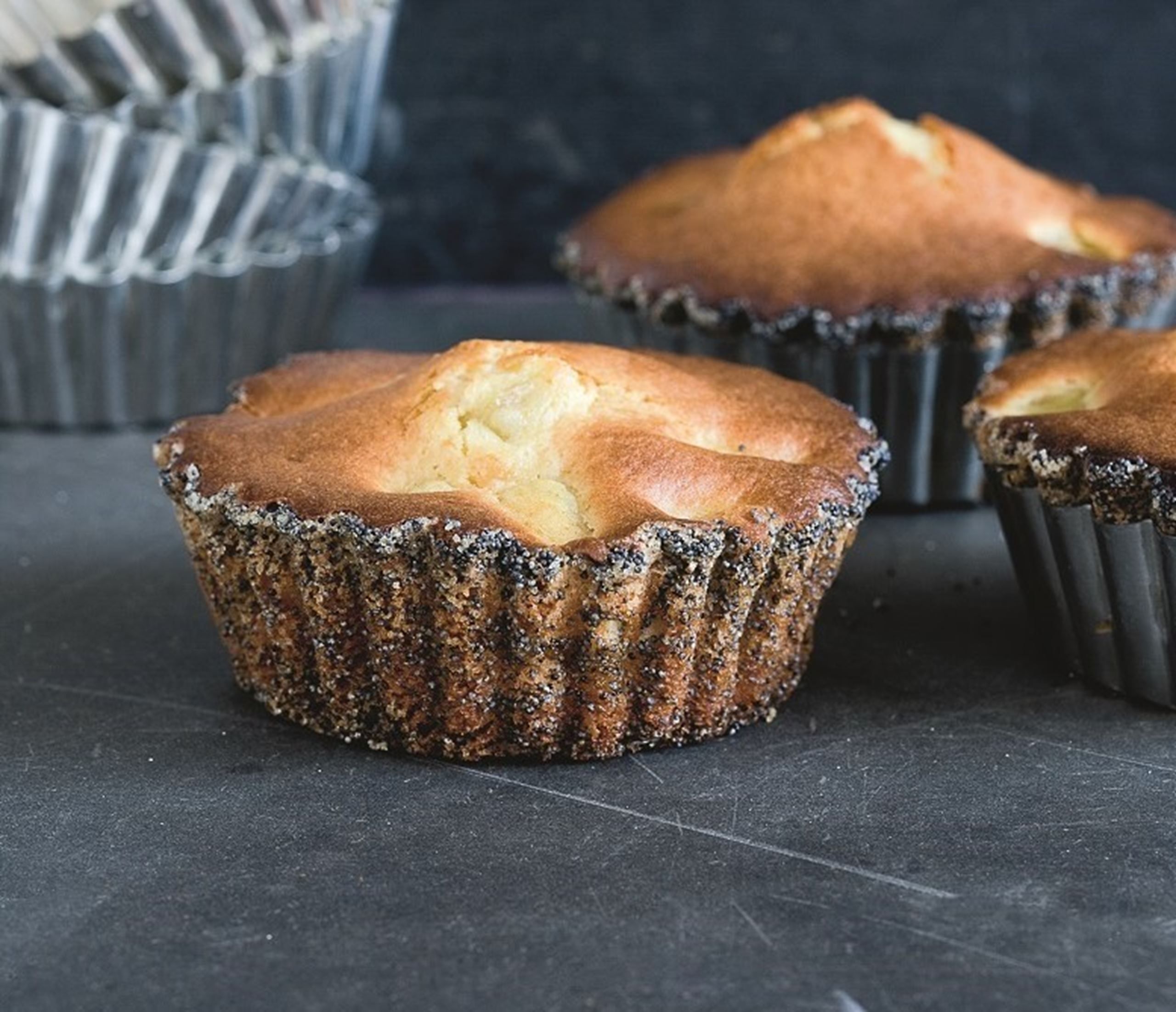 Små mandelsandkager med karamelliseret pære