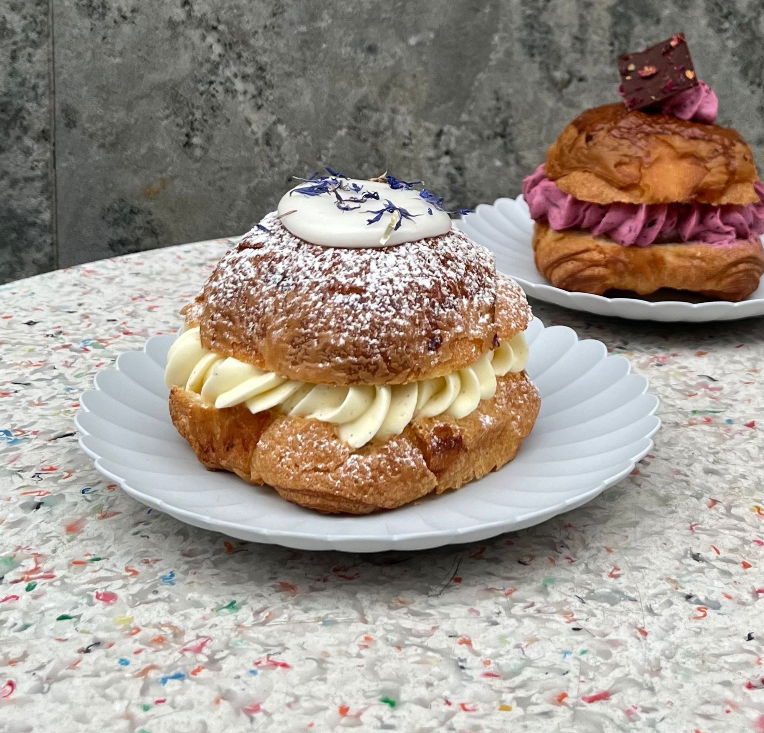 Wienerdejsfastelavnsbolle med sveskekompot