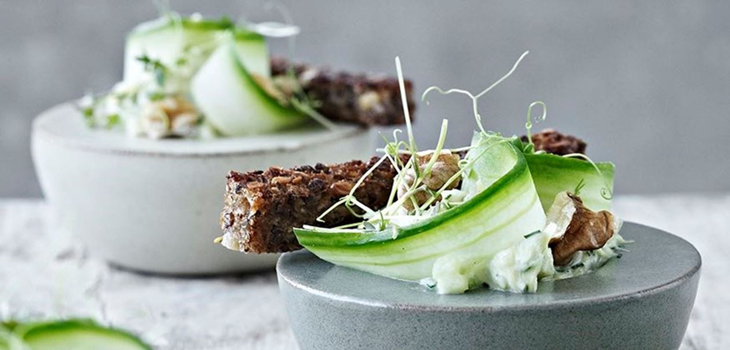 Ristet rugbrød med torsk, rygeost og urter