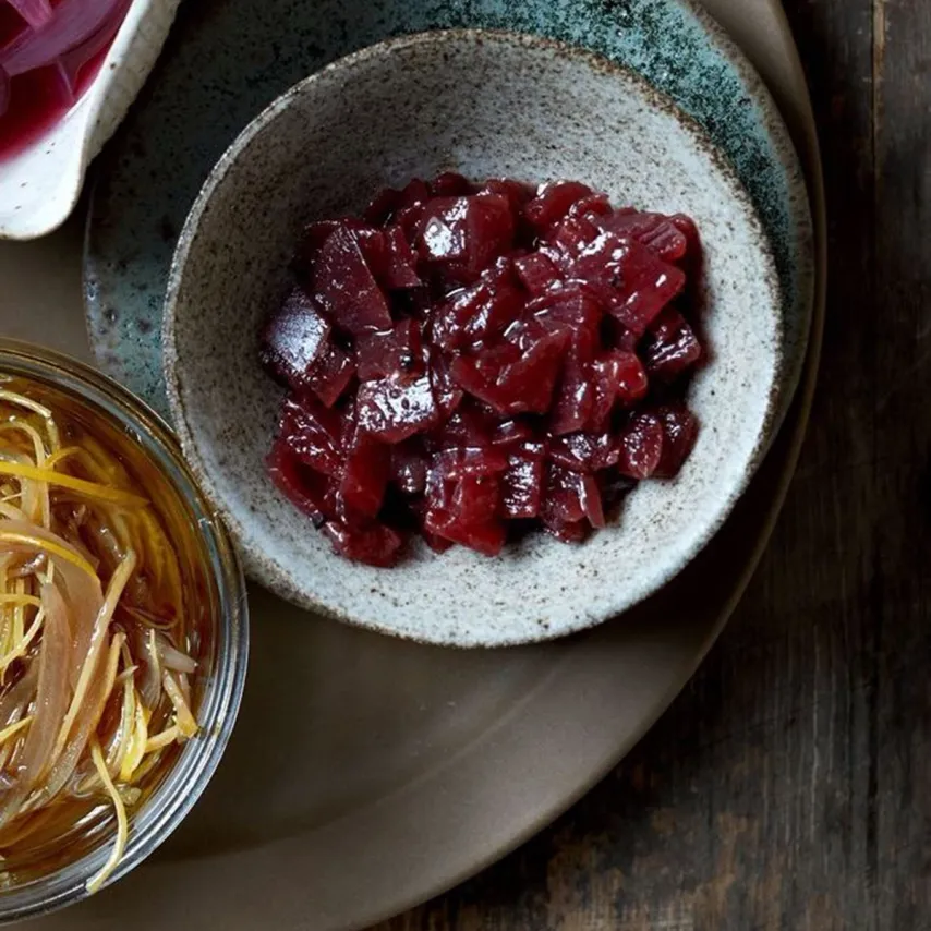 Løgkompot med kapers, peberrod og persille