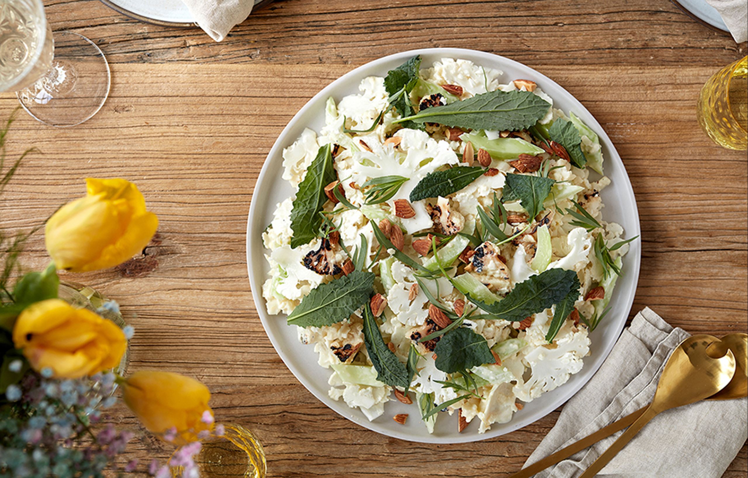 Forskellige slags blomkål med grillet citroncreme, ristede mandler og estragon