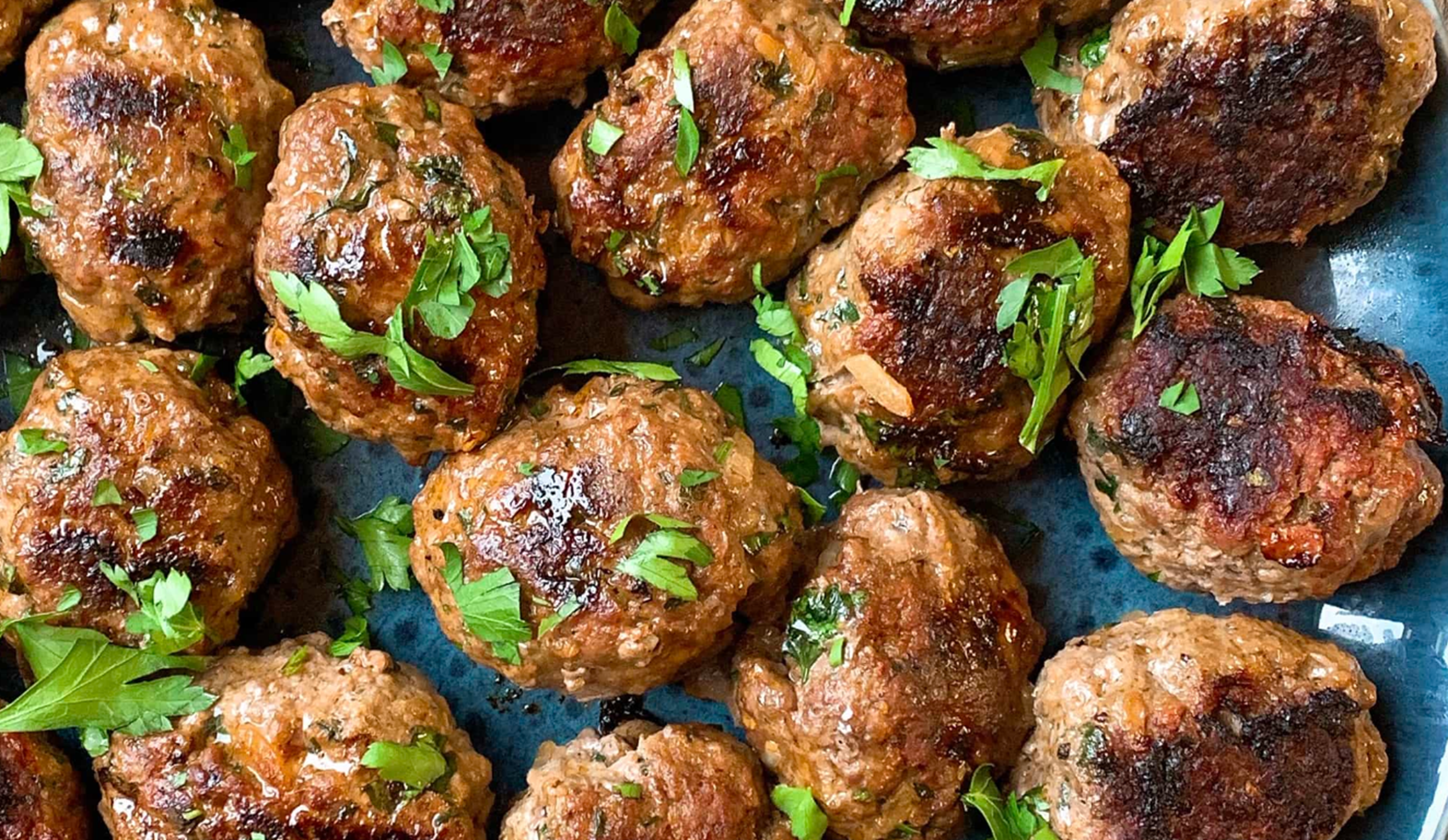 Köfte med krydret tomatsalat